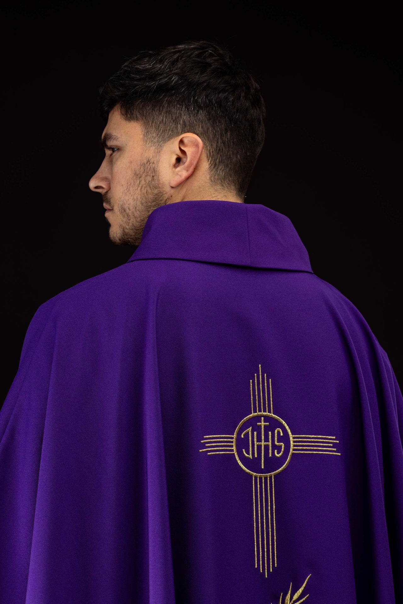 Chasuble violette brodée avec motif IHS