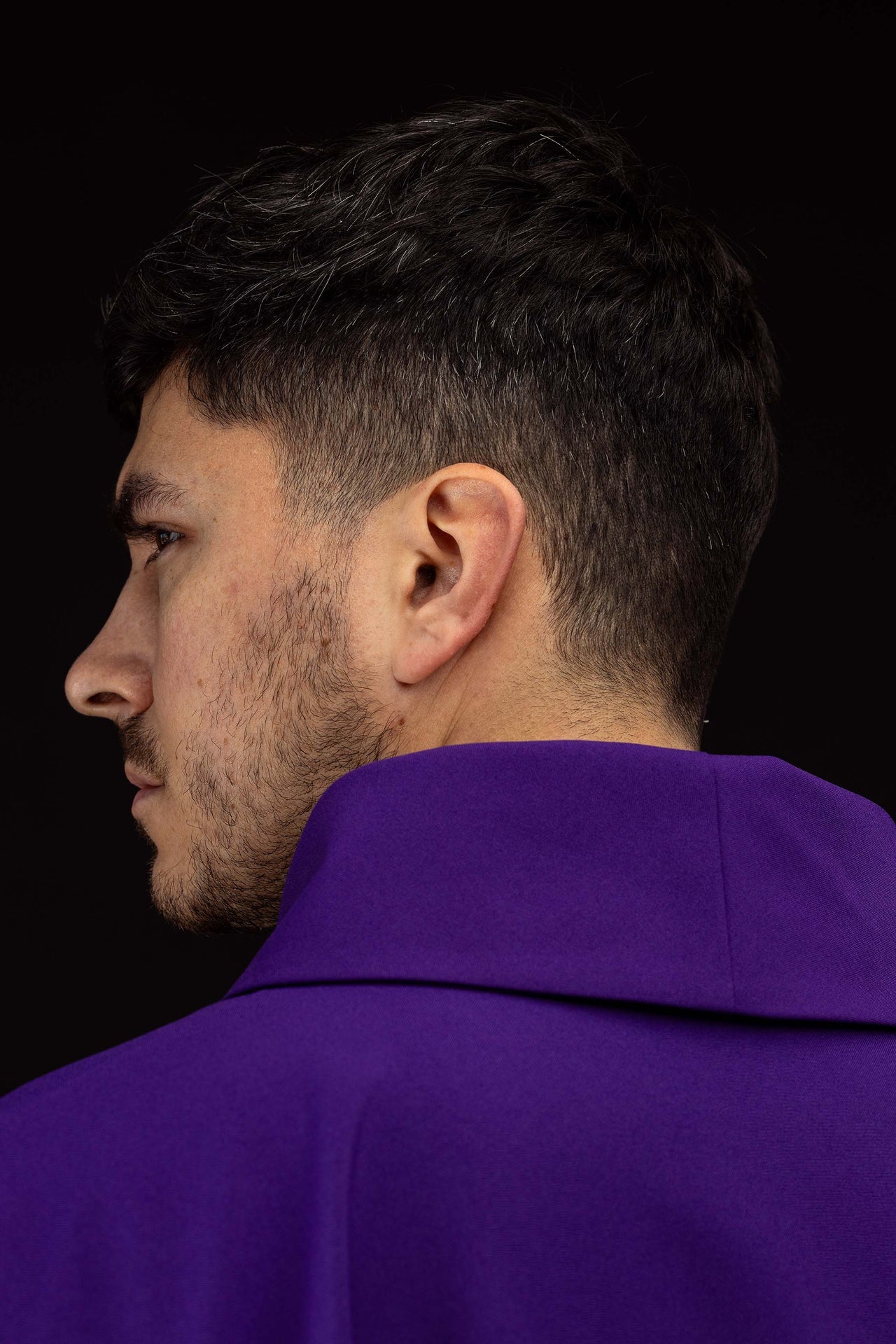 Chasuble violette brodée avec motif IHS