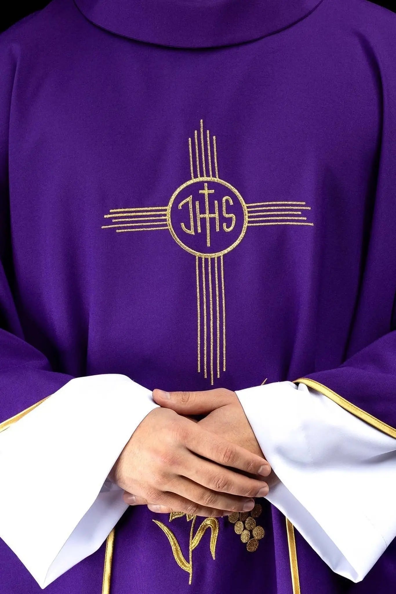 Chasuble violette brodée avec motif IHS