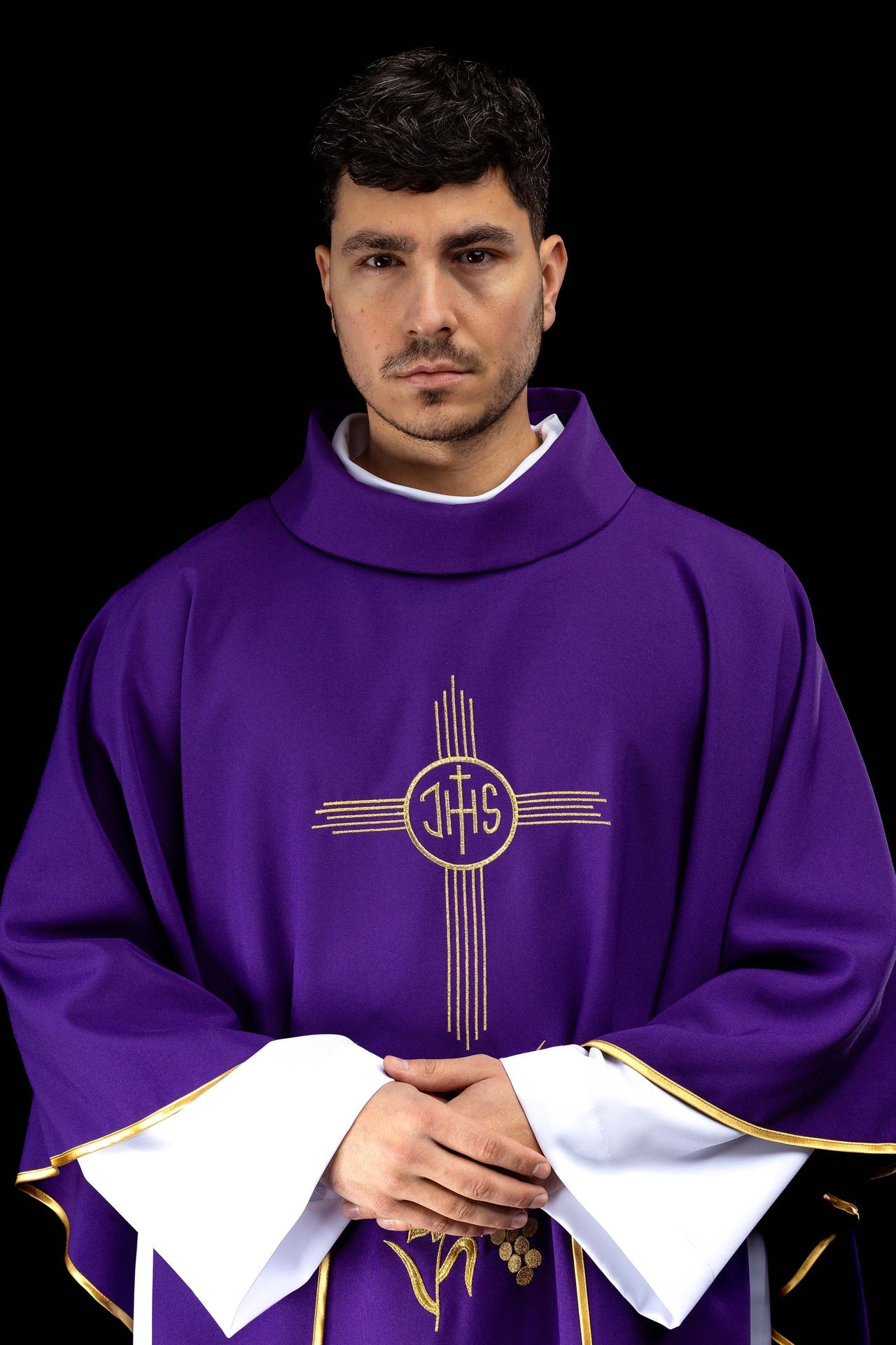 Chasuble violette brodée avec motif IHS