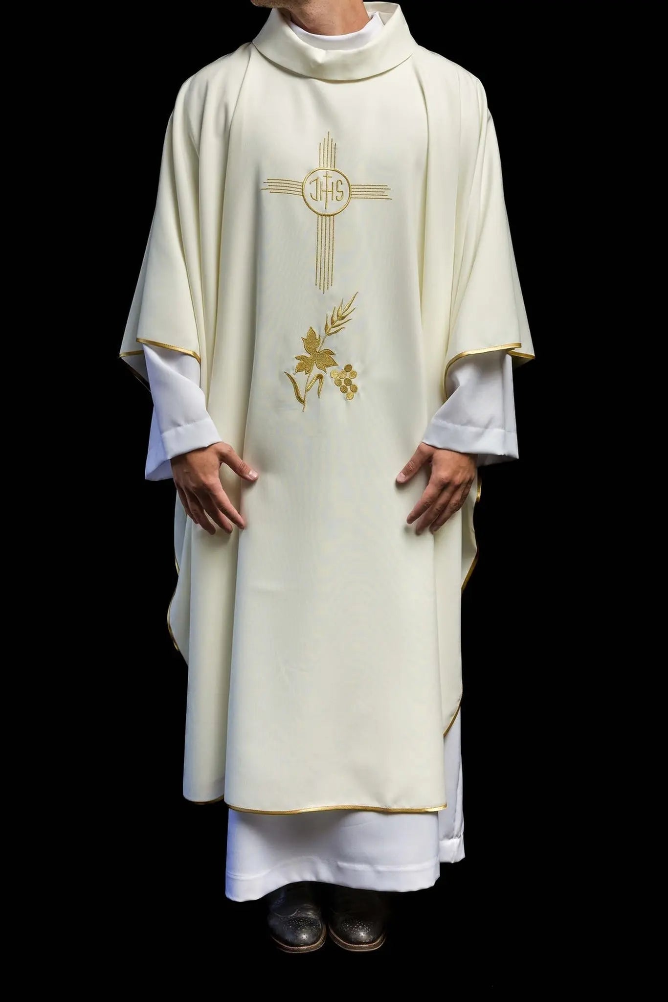 Chasuble avec broderie IHS en écru