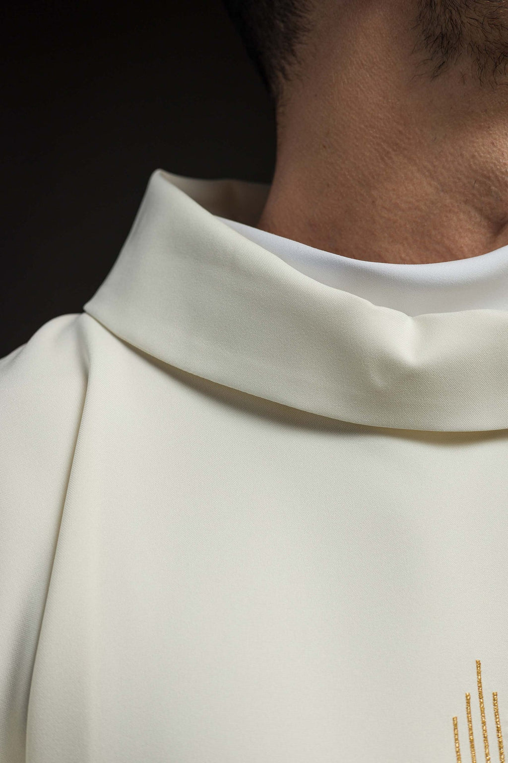 Ornat z haftem IHS w kolorze ecru - ORNATY.PL