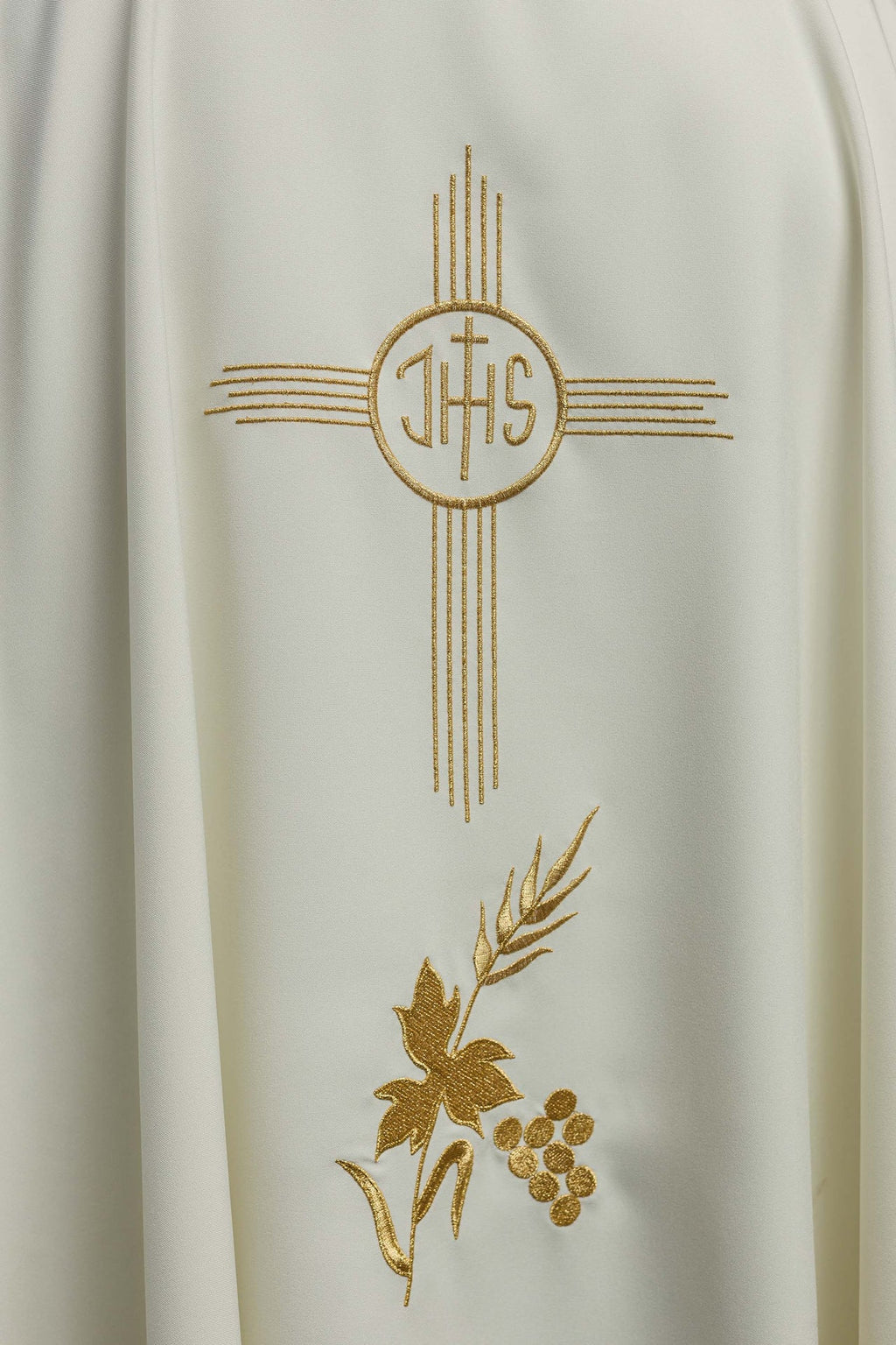 Ornat z haftem IHS w kolorze ecru - ORNATY.PL