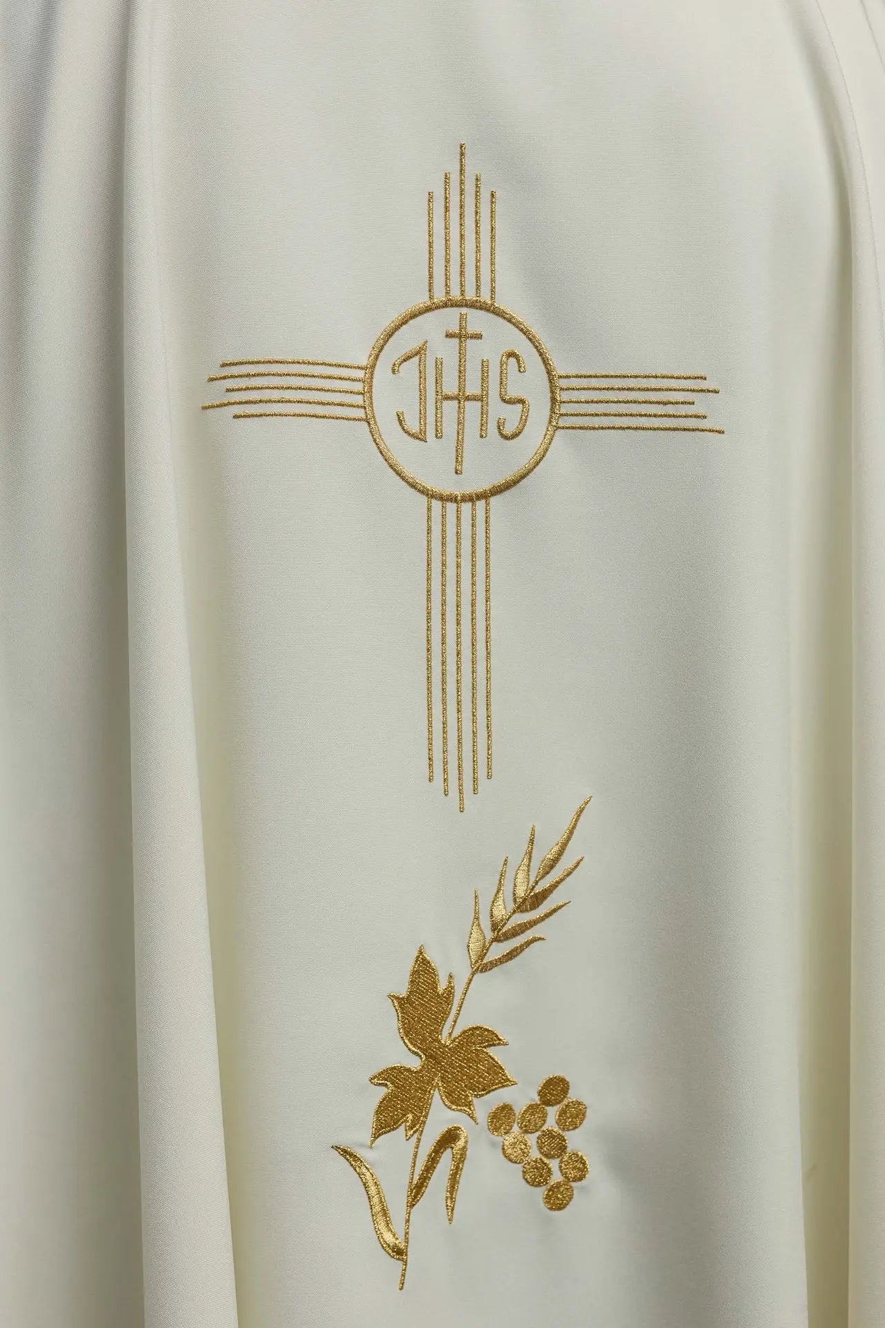 Chasuble avec broderie IHS en écru