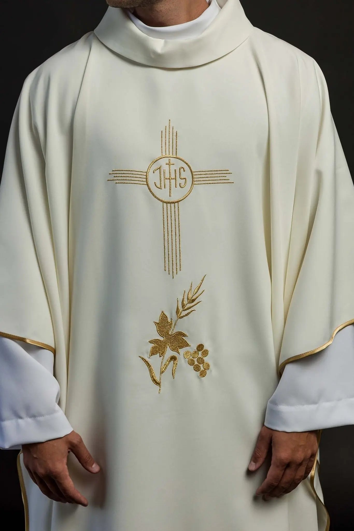Chasuble avec broderie IHS en écru