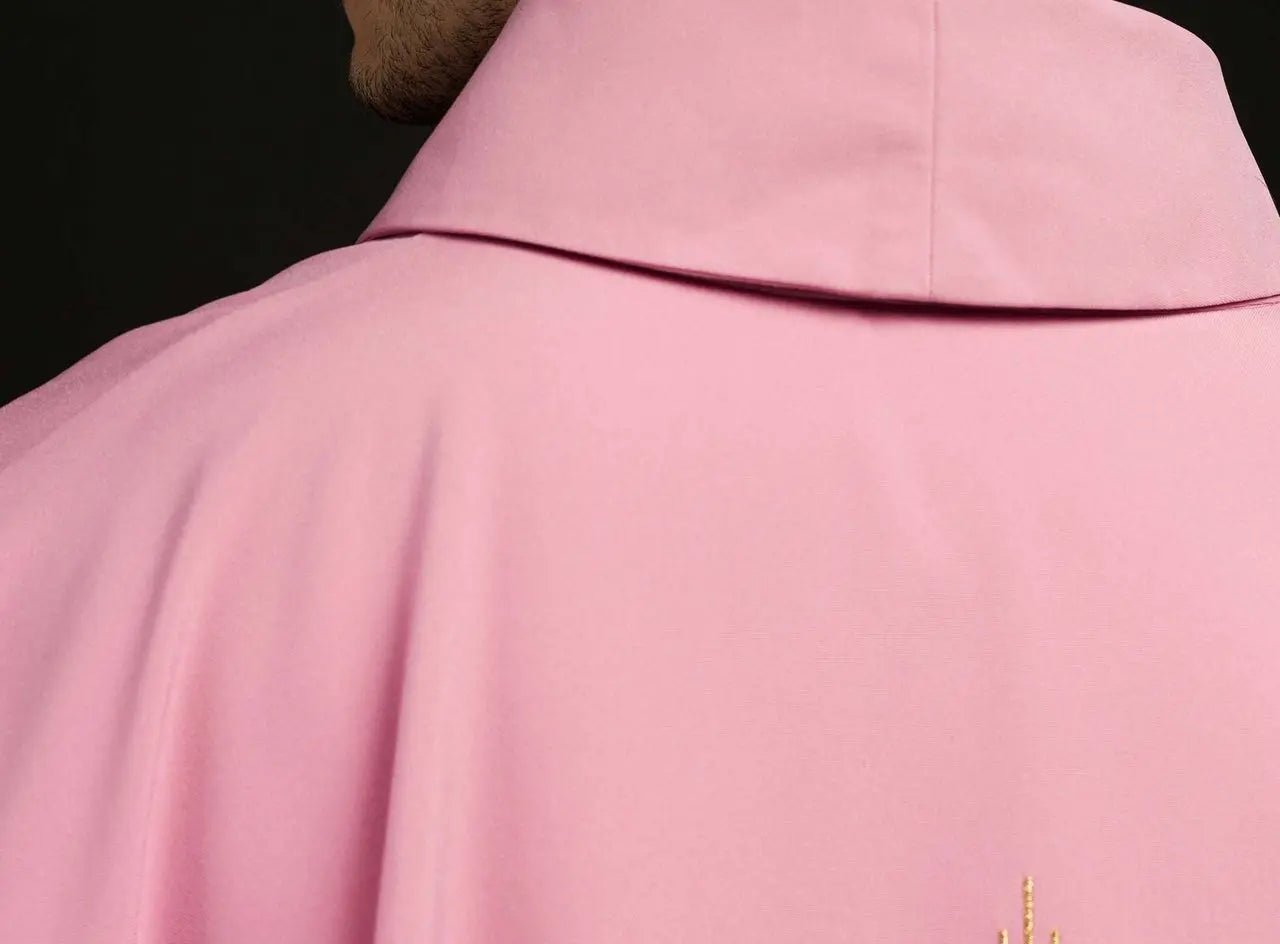 Chasuble brodée en or rose