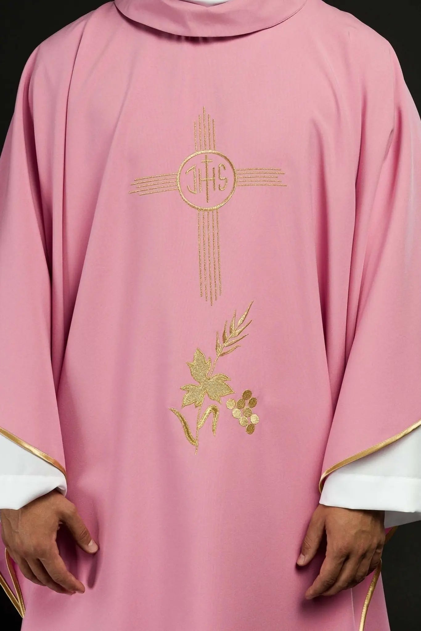 Chasuble brodée en or rose