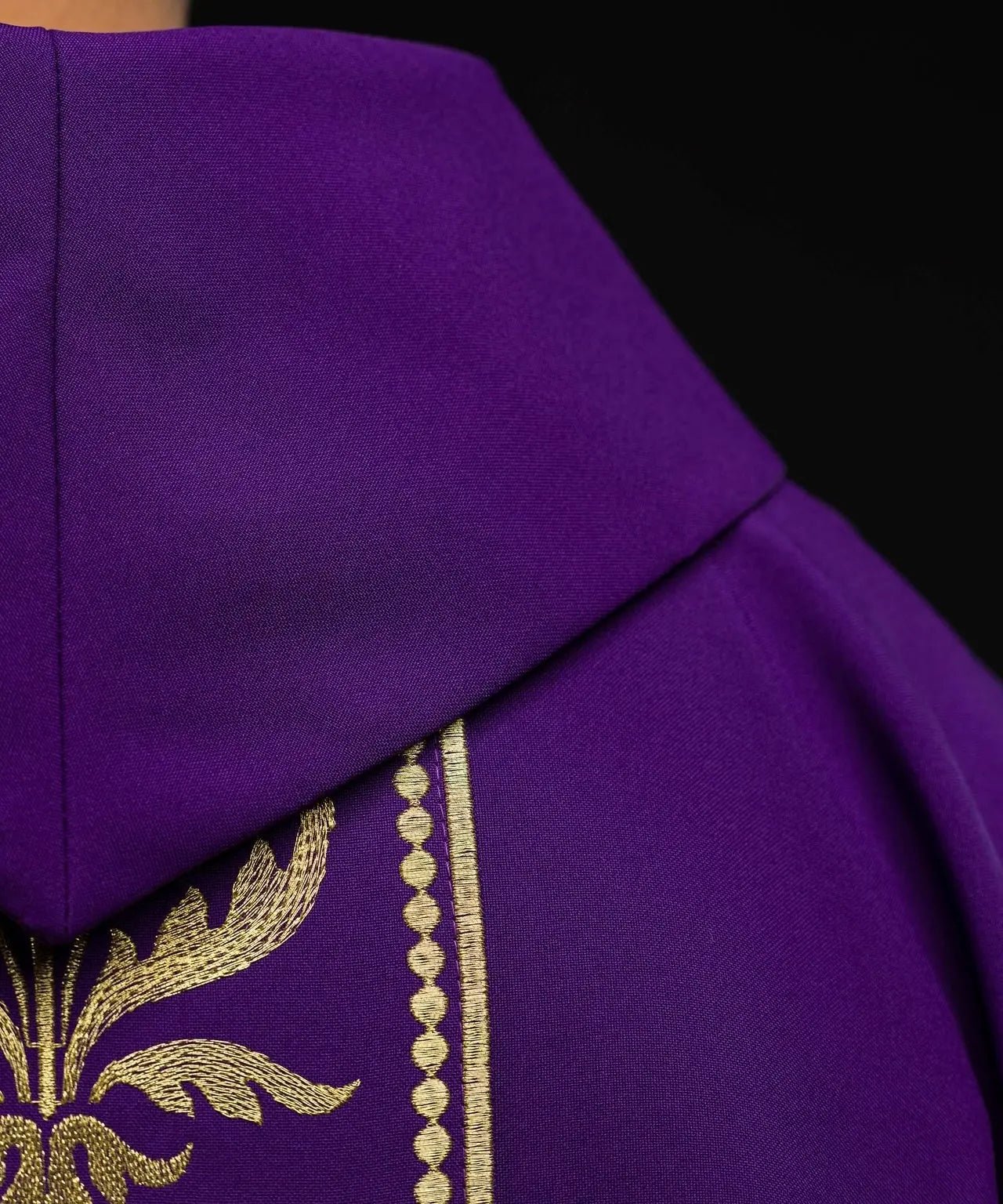 Chasuble liturgique violette décorée d'une ceinture brodée d'or