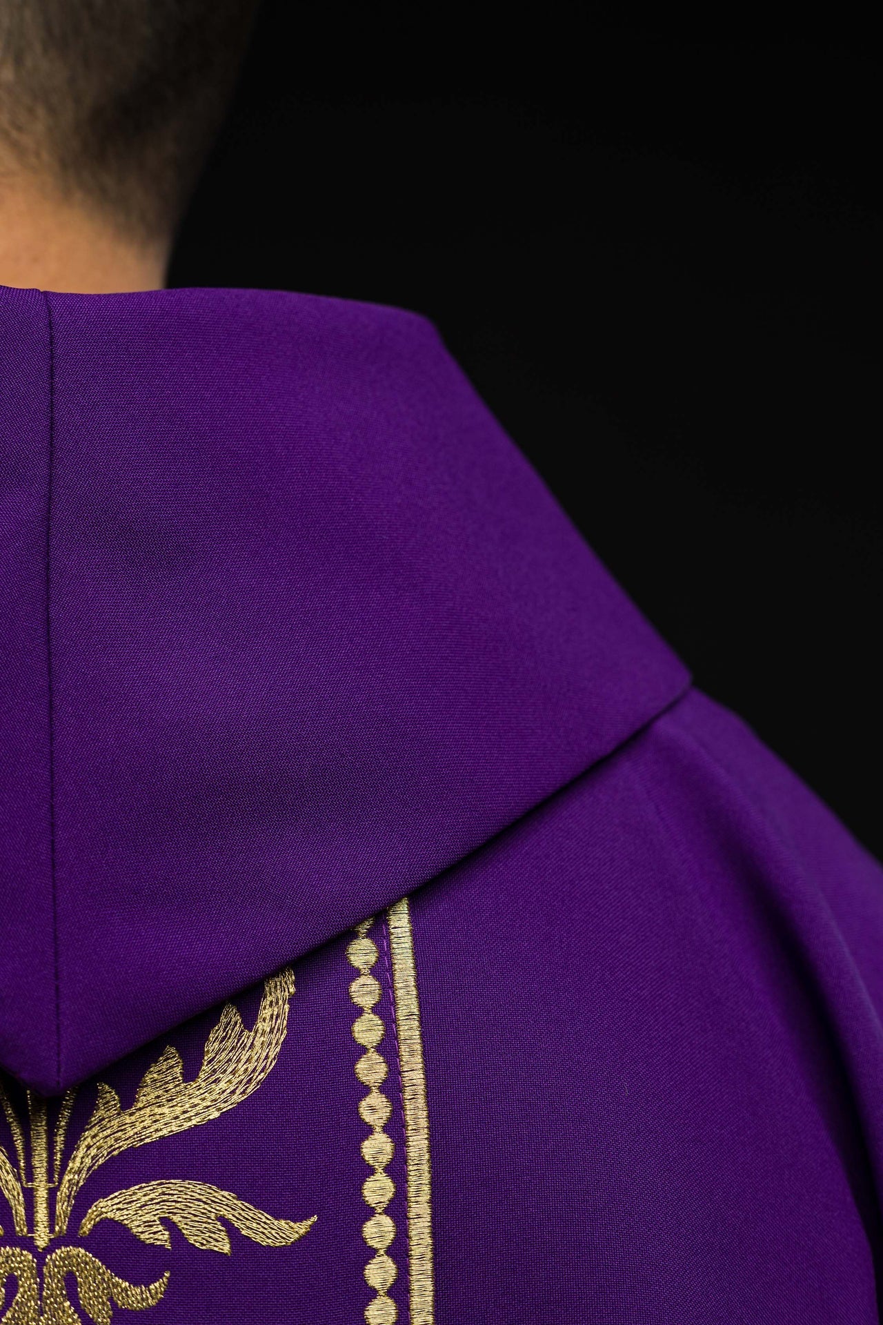 Chasuble liturgique violette décorée d'une ceinture brodée d'or