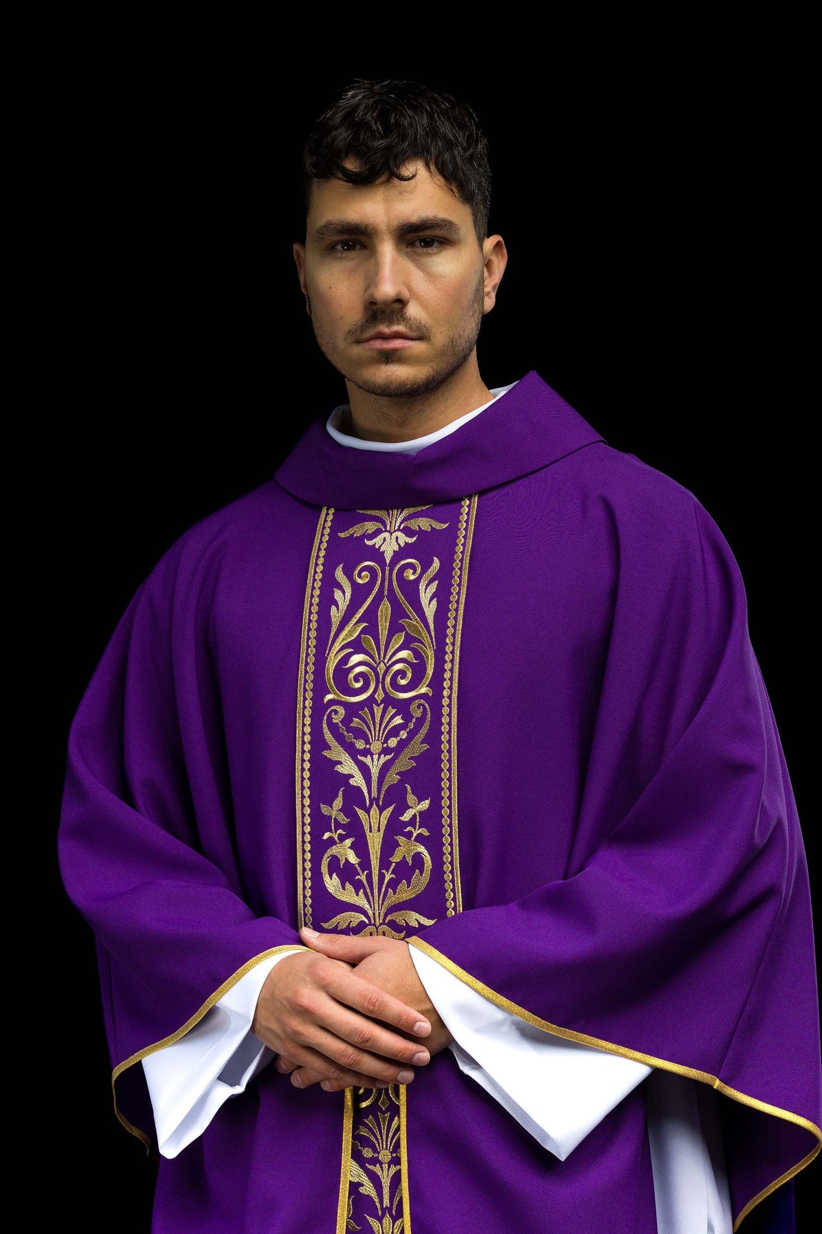 Fioletowy ornat liturgiczny zdobiony złotym pasem haftowanym - ORNATY.PL