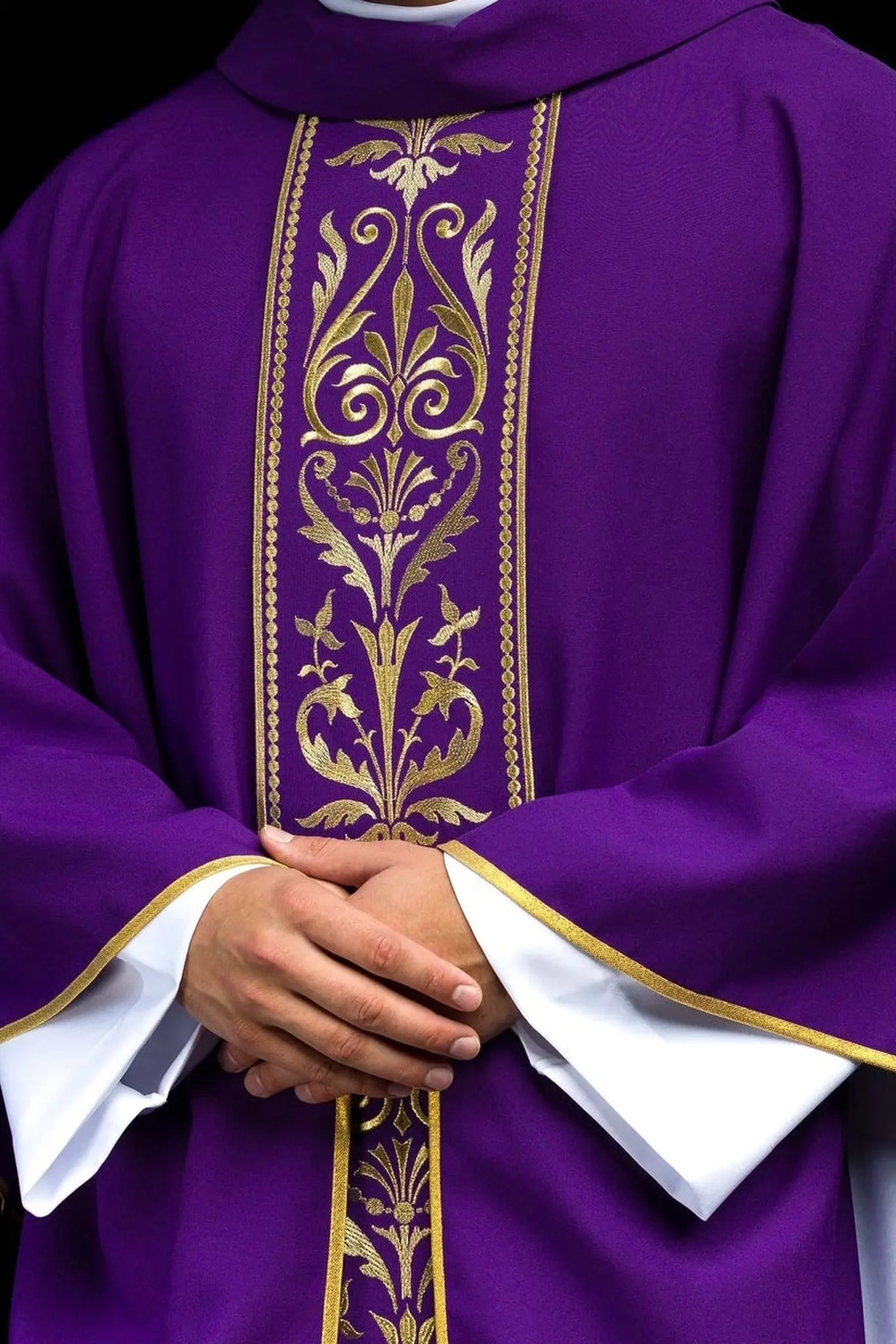 Chasuble liturgique violette décorée d'une ceinture brodée d'or