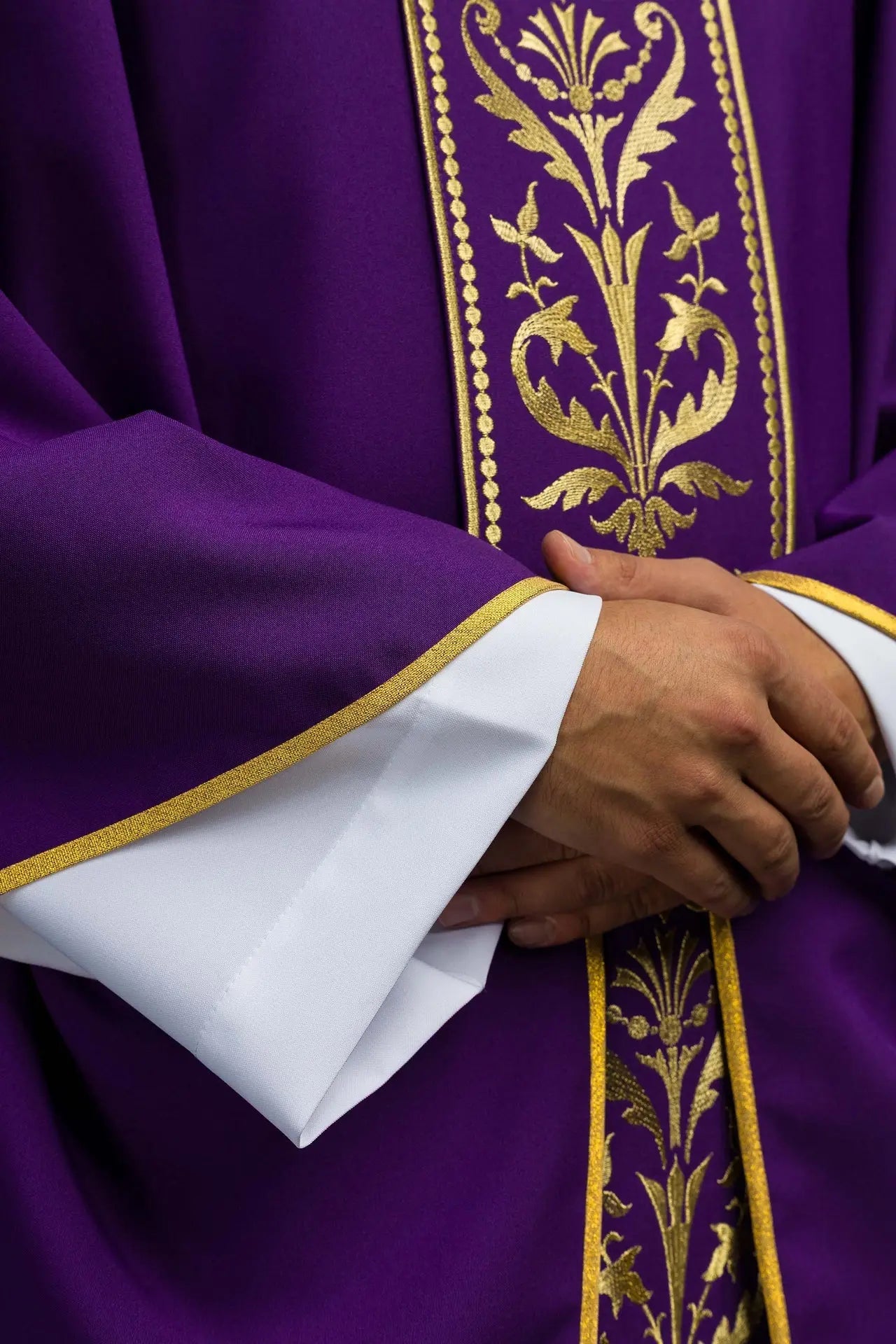 Chasuble liturgique violette décorée d'une ceinture brodée d'or