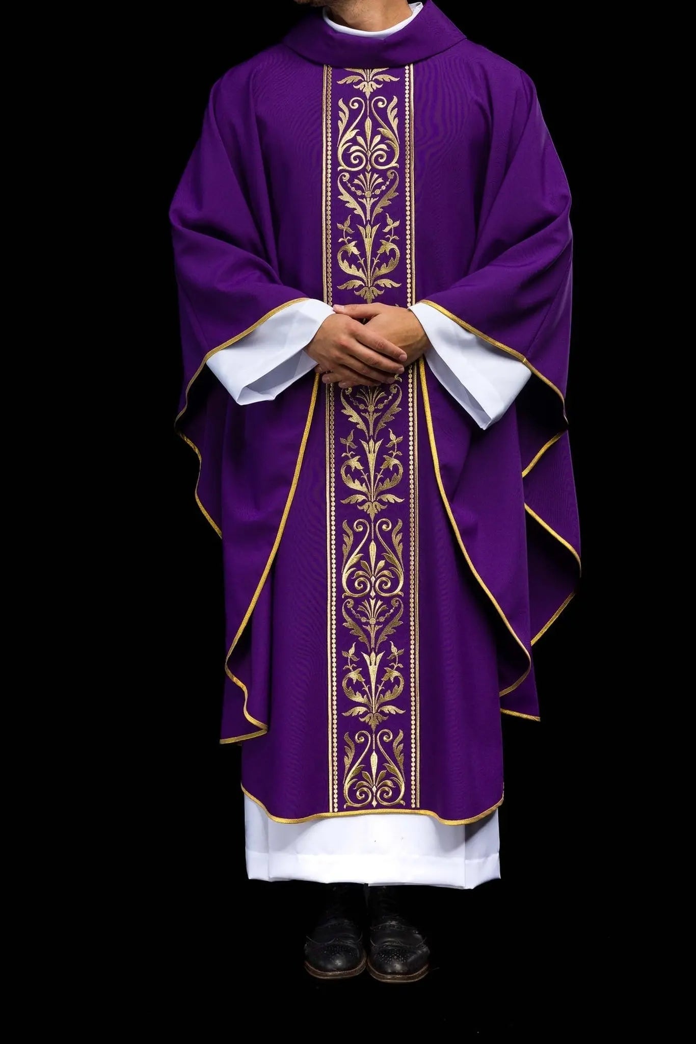 Chasuble liturgique violette décorée d'une ceinture brodée d'or
