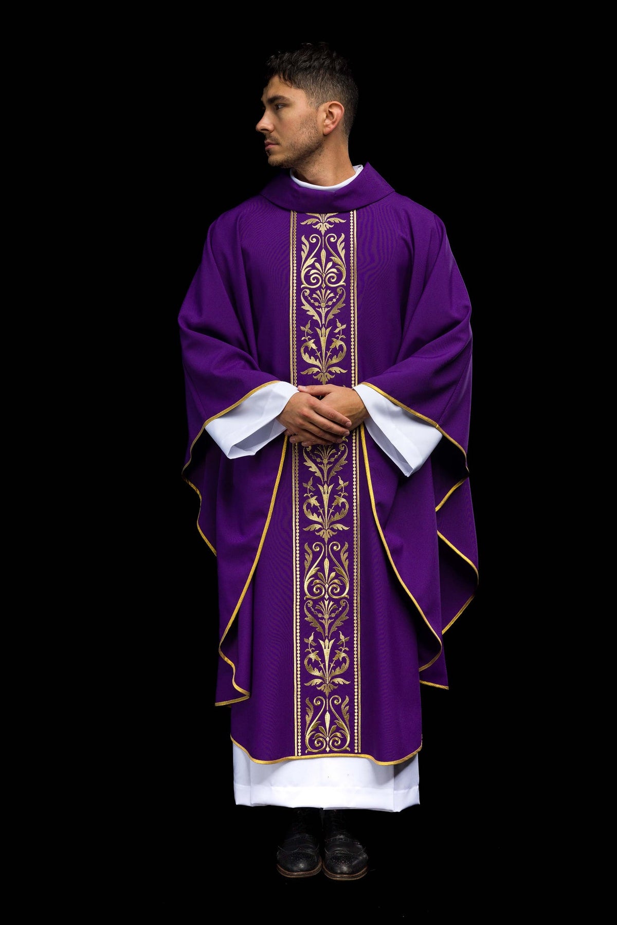 Chasuble liturgique violette décorée d'une ceinture brodée d'or