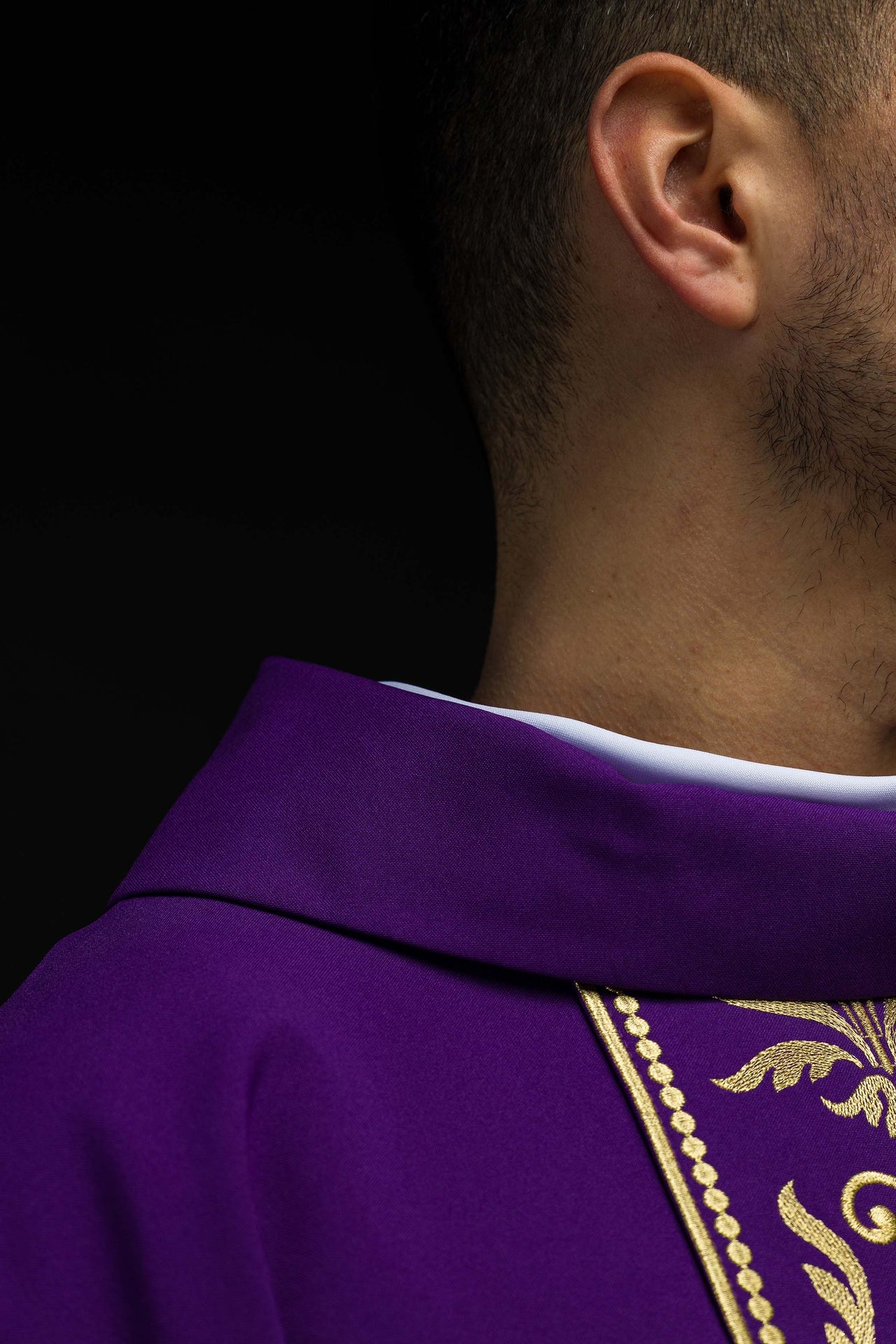 Chasuble liturgique violette décorée d'une ceinture brodée d'or