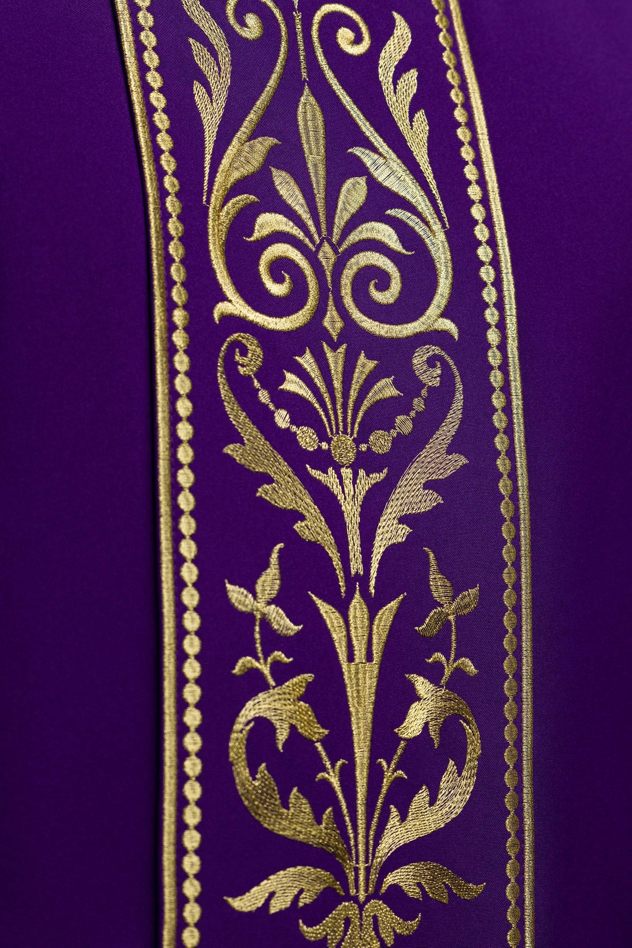 Chasuble liturgique violette décorée d'une ceinture brodée d'or