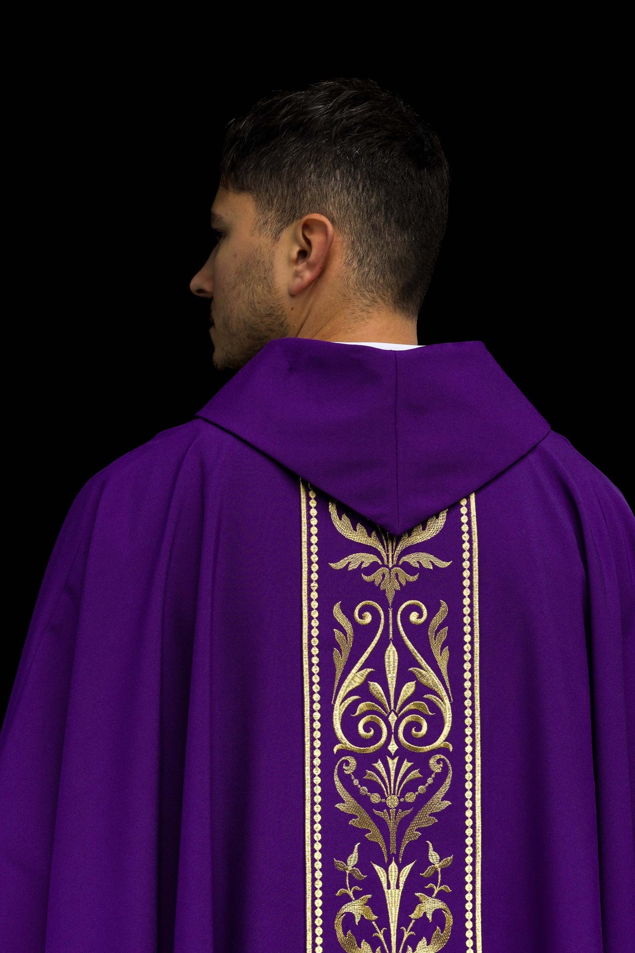 Chasuble liturgique violette décorée d'une ceinture brodée d'or