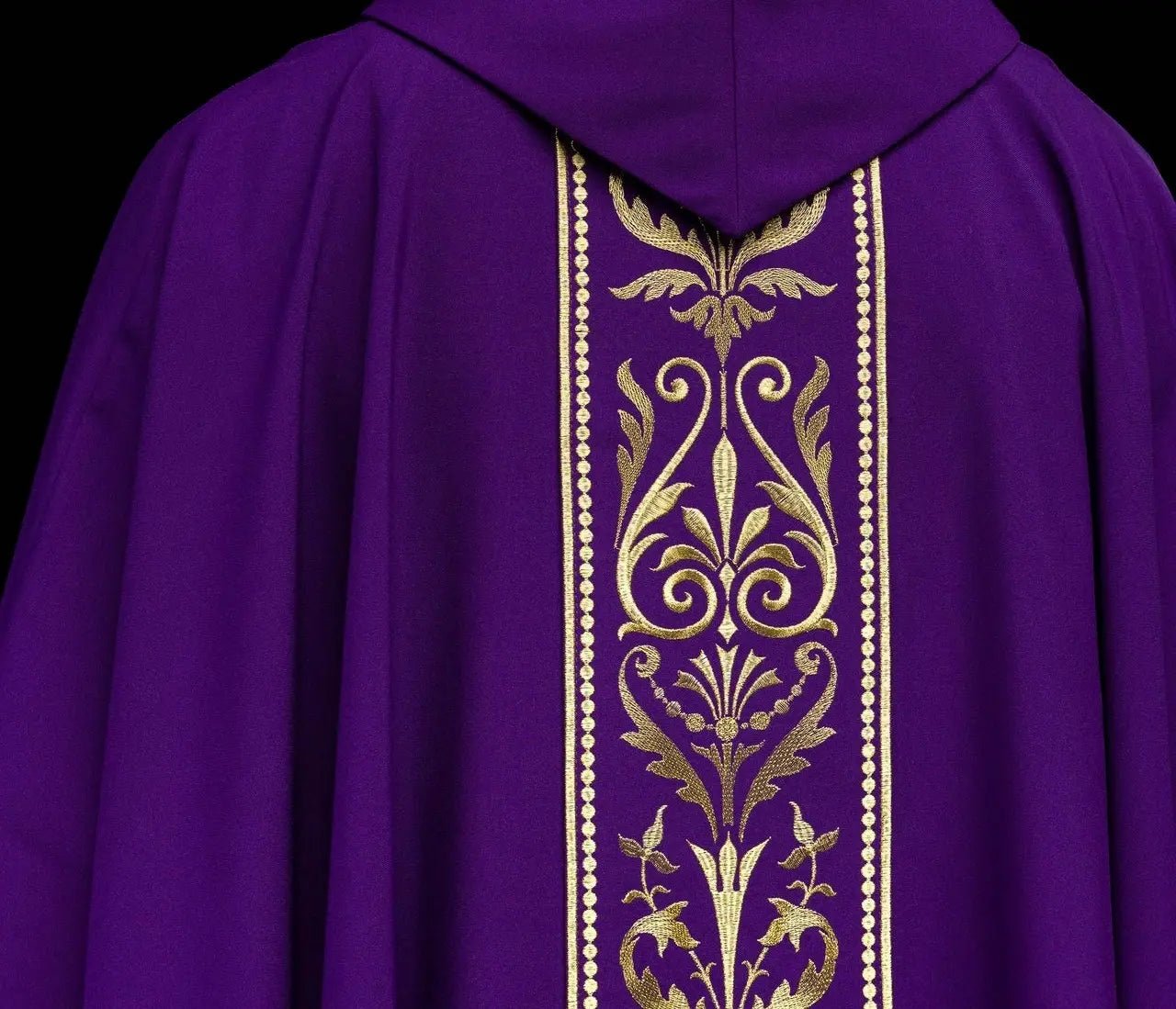 Chasuble liturgique violette décorée d'une ceinture brodée d'or