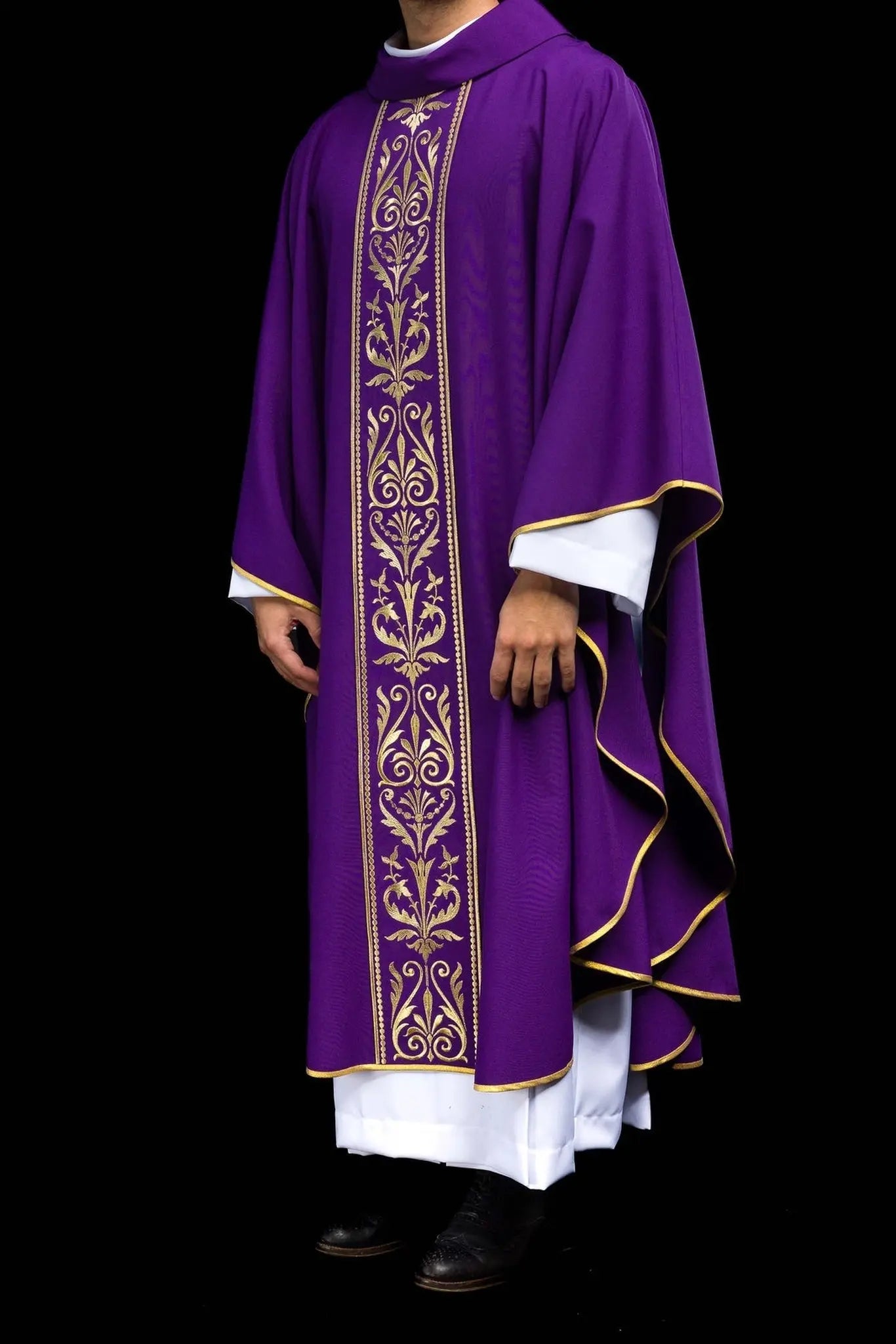 Chasuble liturgique violette décorée d'une ceinture brodée d'or
