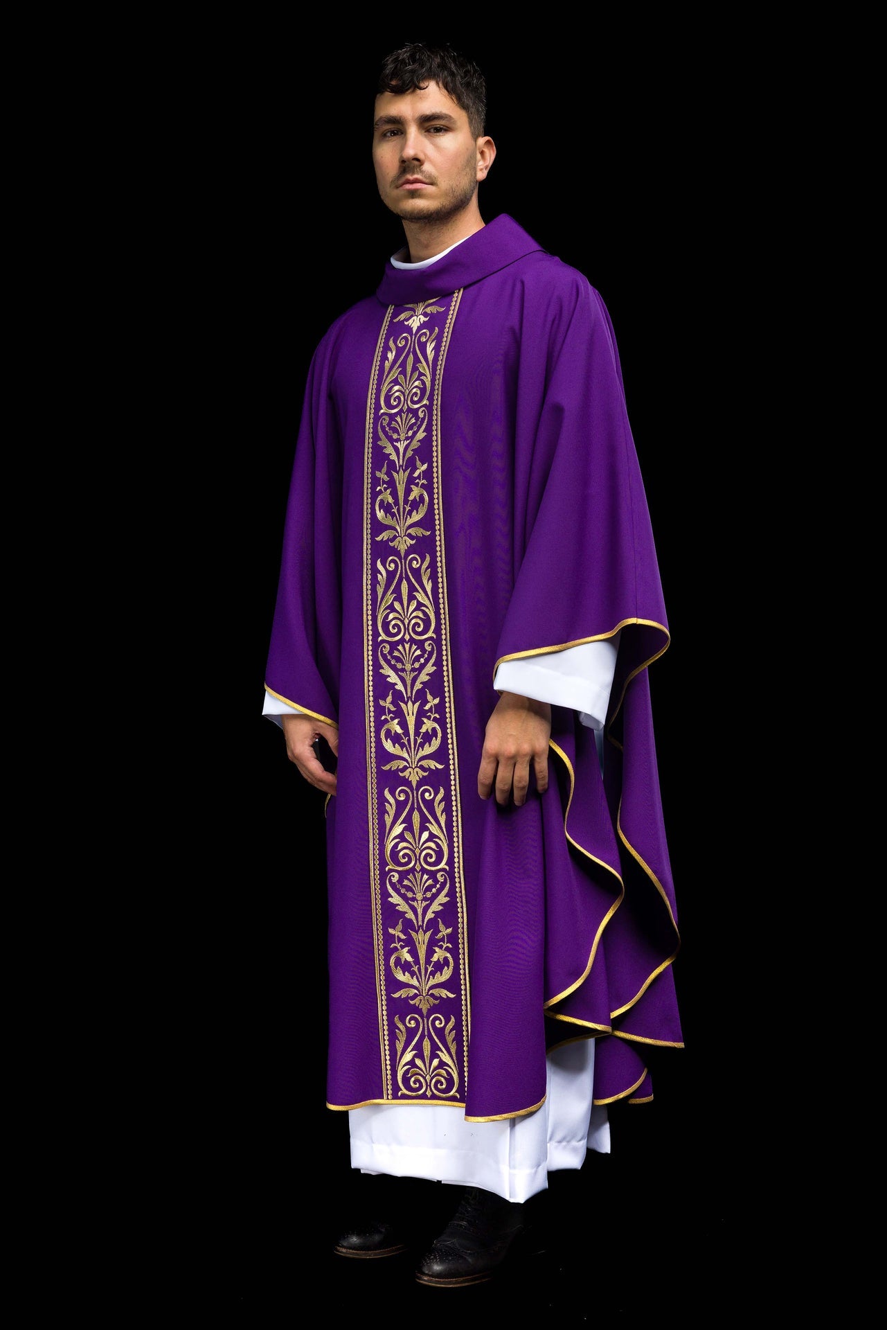 Chasuble liturgique violette décorée d'une ceinture brodée d'or