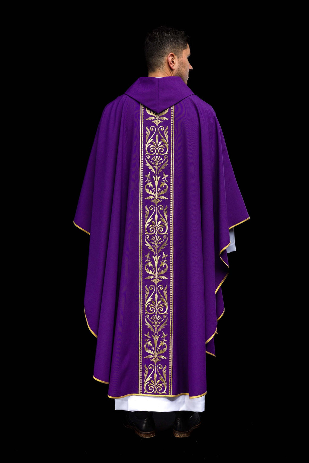 Chasuble liturgique violette décorée d'une ceinture brodée d'or