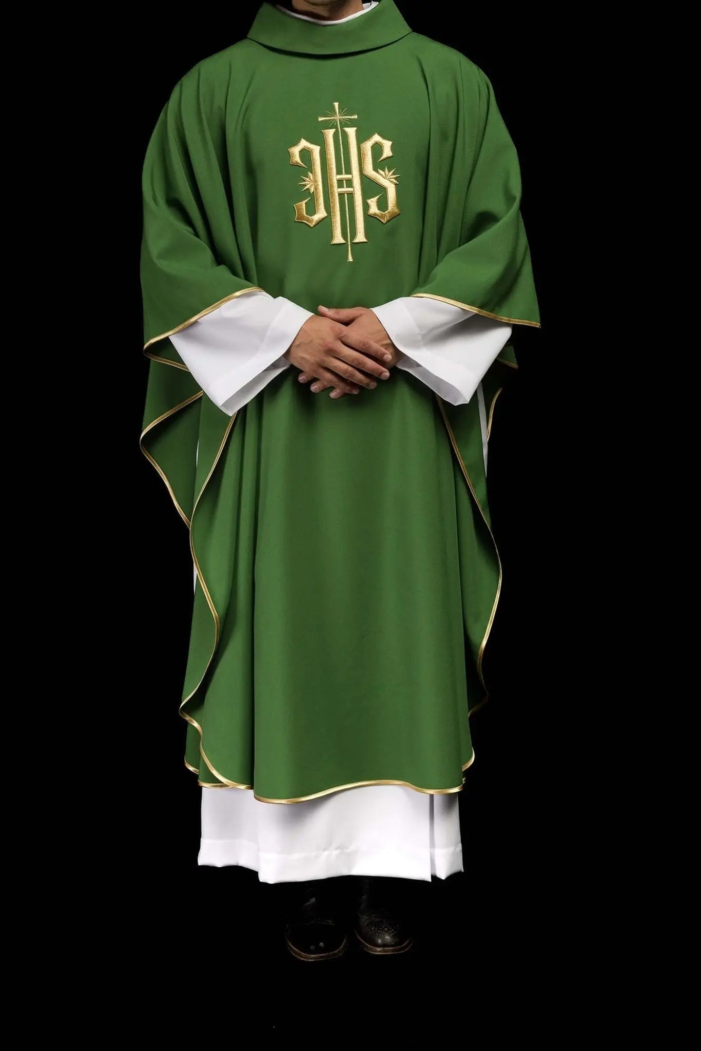 Chasuble verte brodée avec motif IHS doré