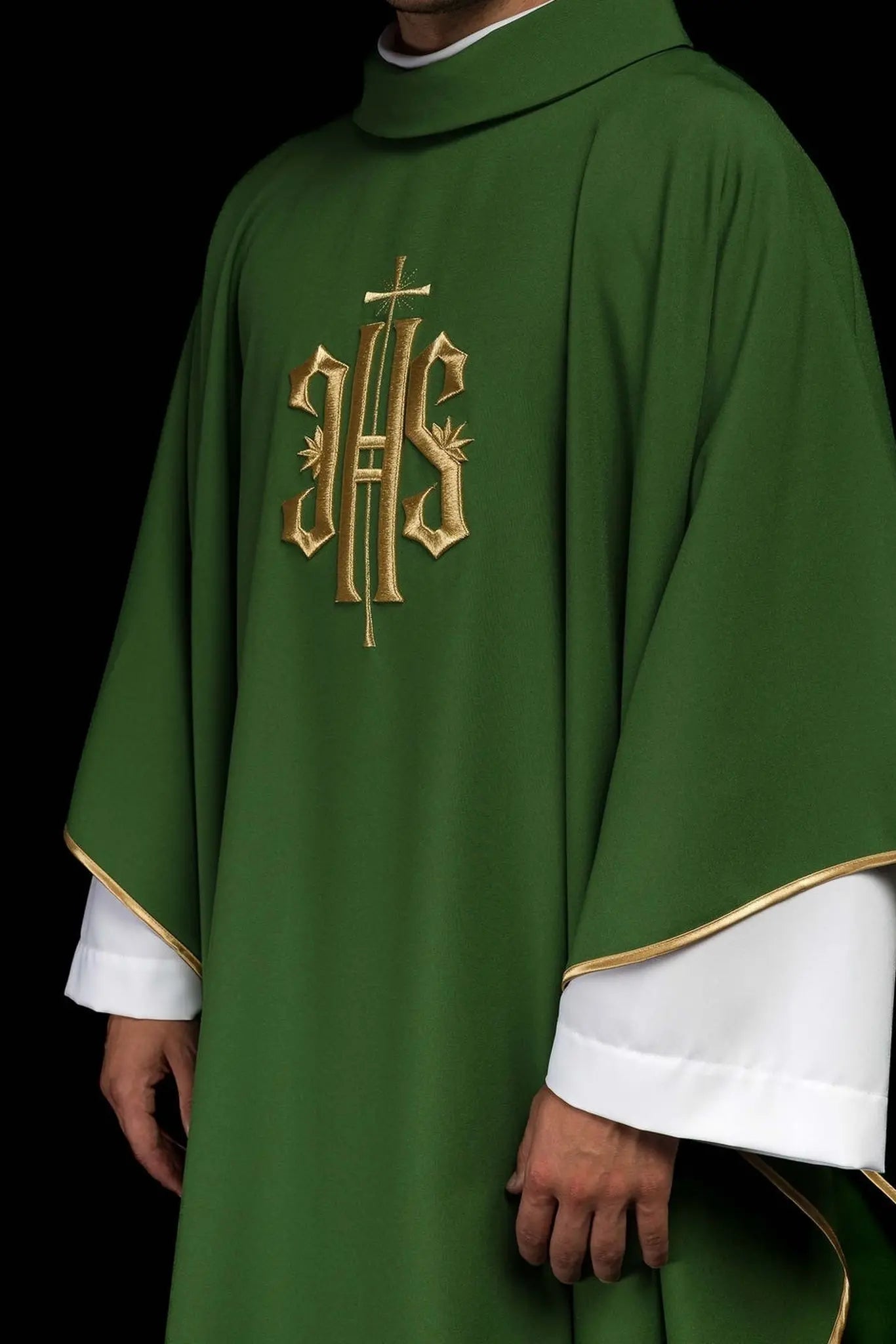 Chasuble verte brodée avec motif IHS doré