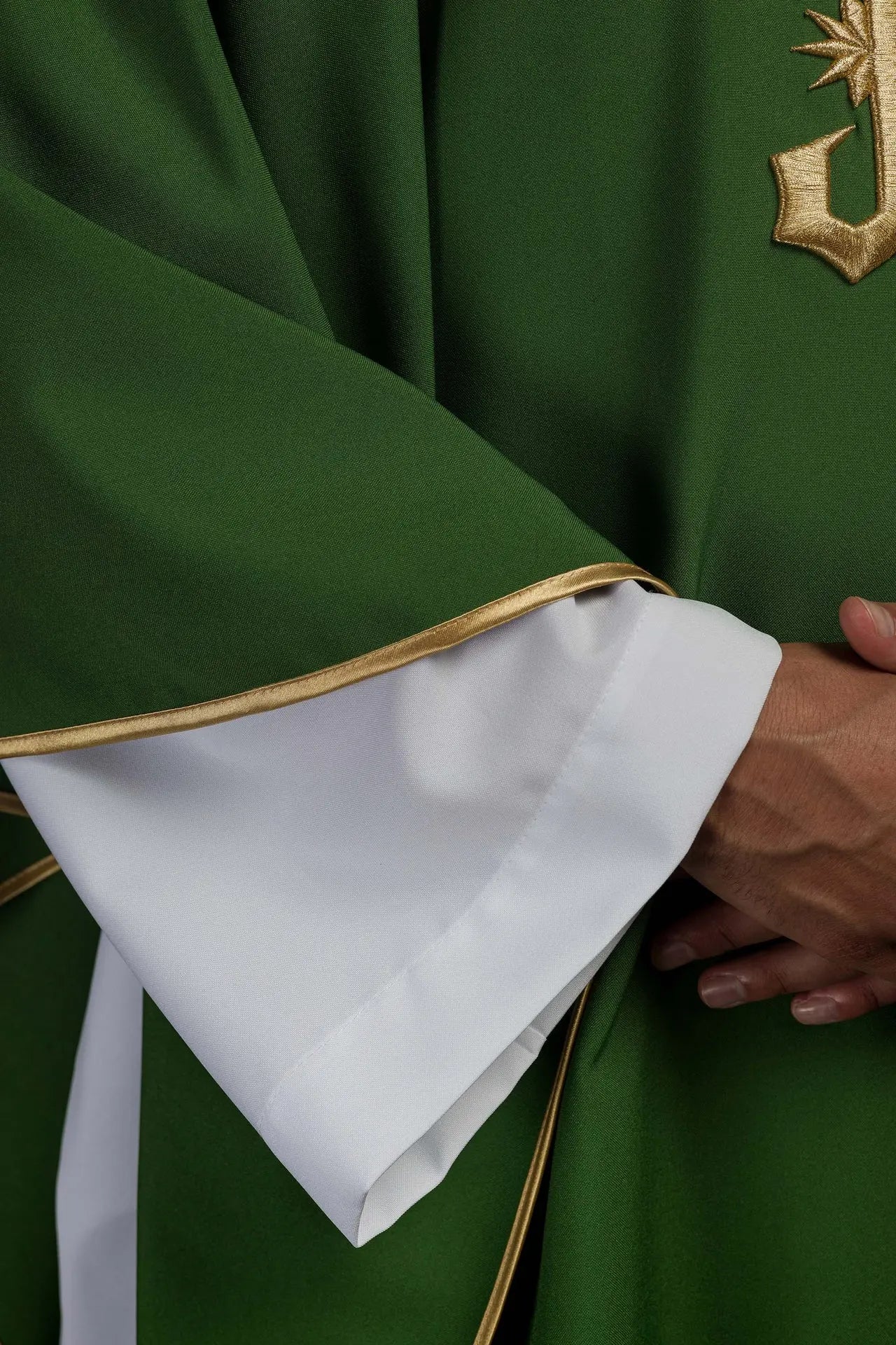 Chasuble verte brodée avec motif IHS doré