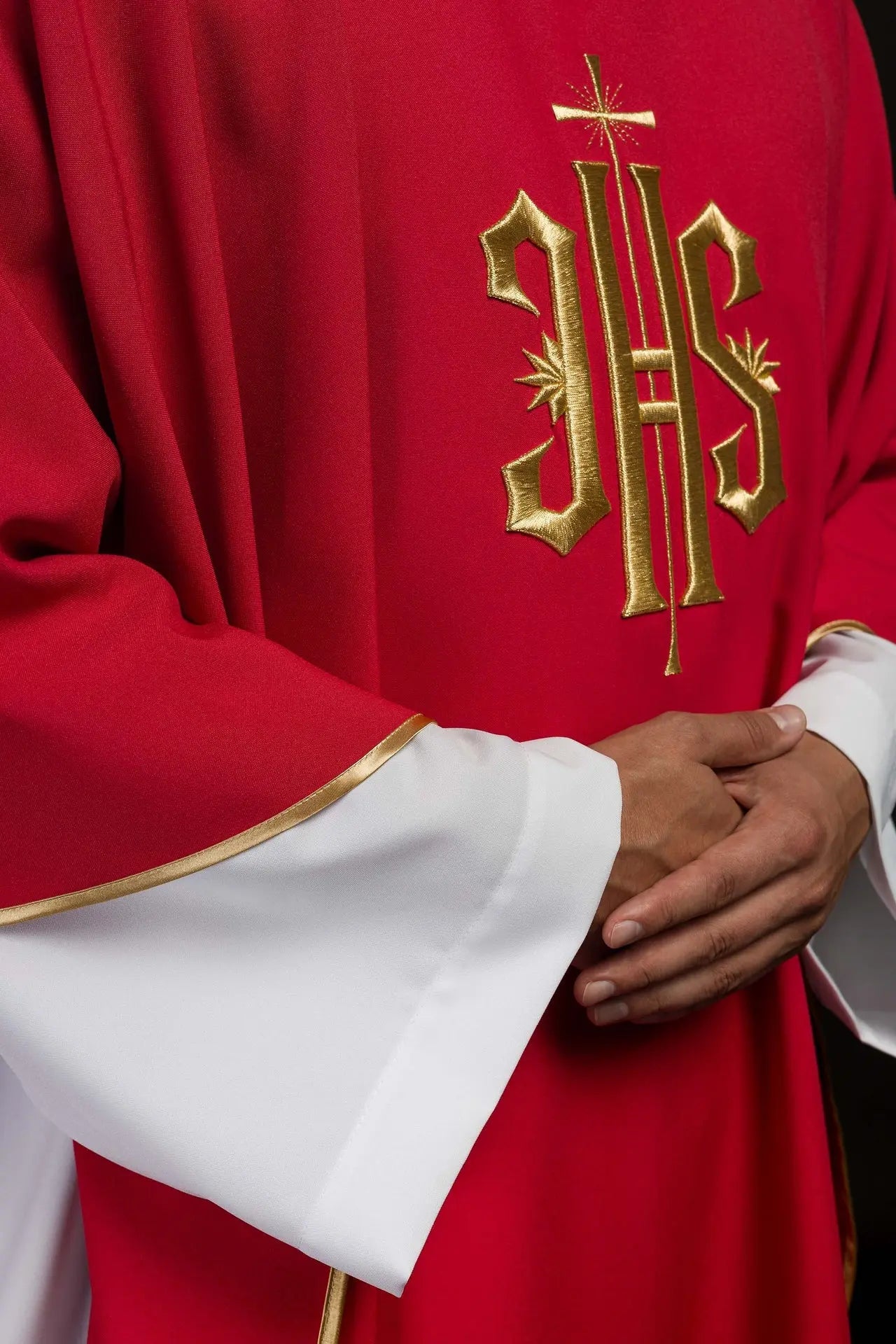 Chasuble rouge brodée avec motif IHS doré