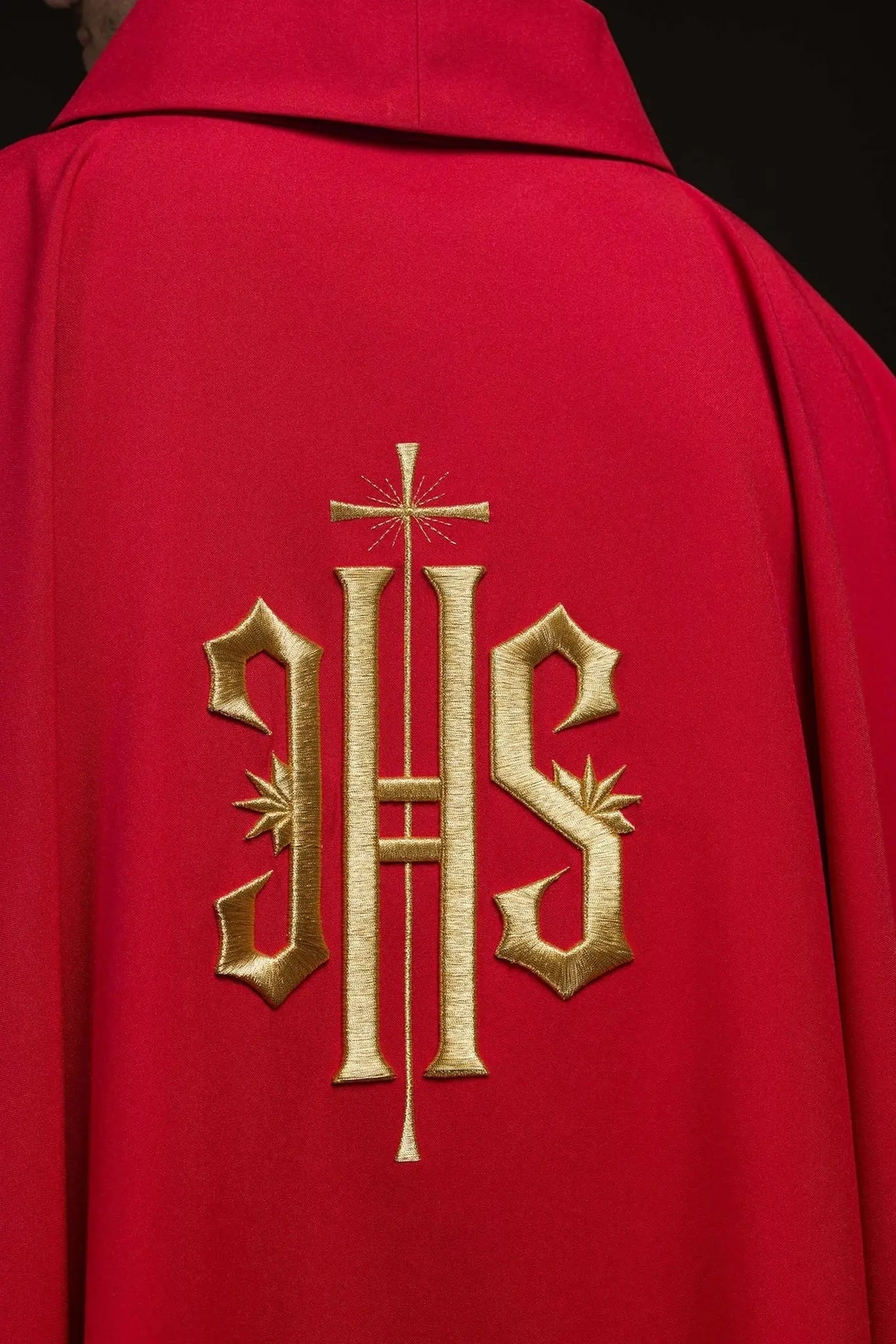 Chasuble rouge brodée avec motif IHS doré