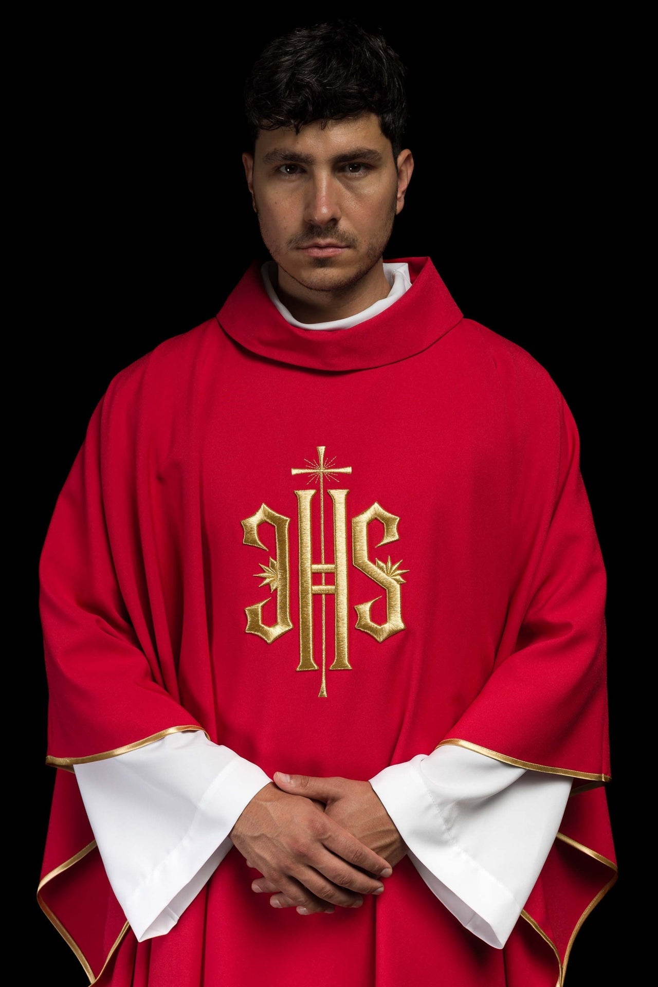 Czerwony ornat haftowany z złotym motywem IHS - ORNATY.PL