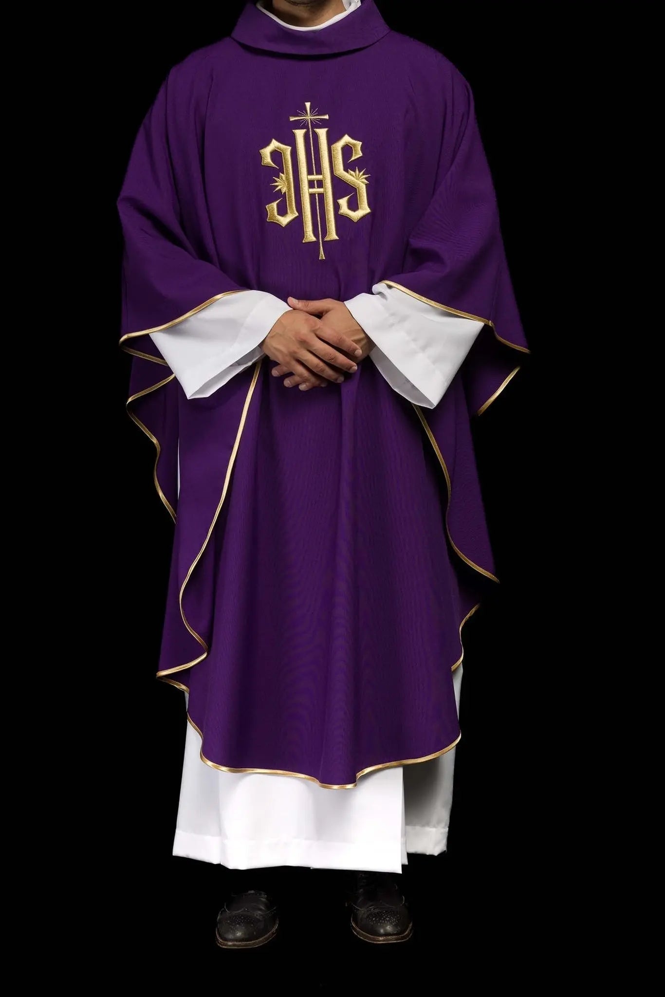 Chasuble violette brodée avec motif IHS doré