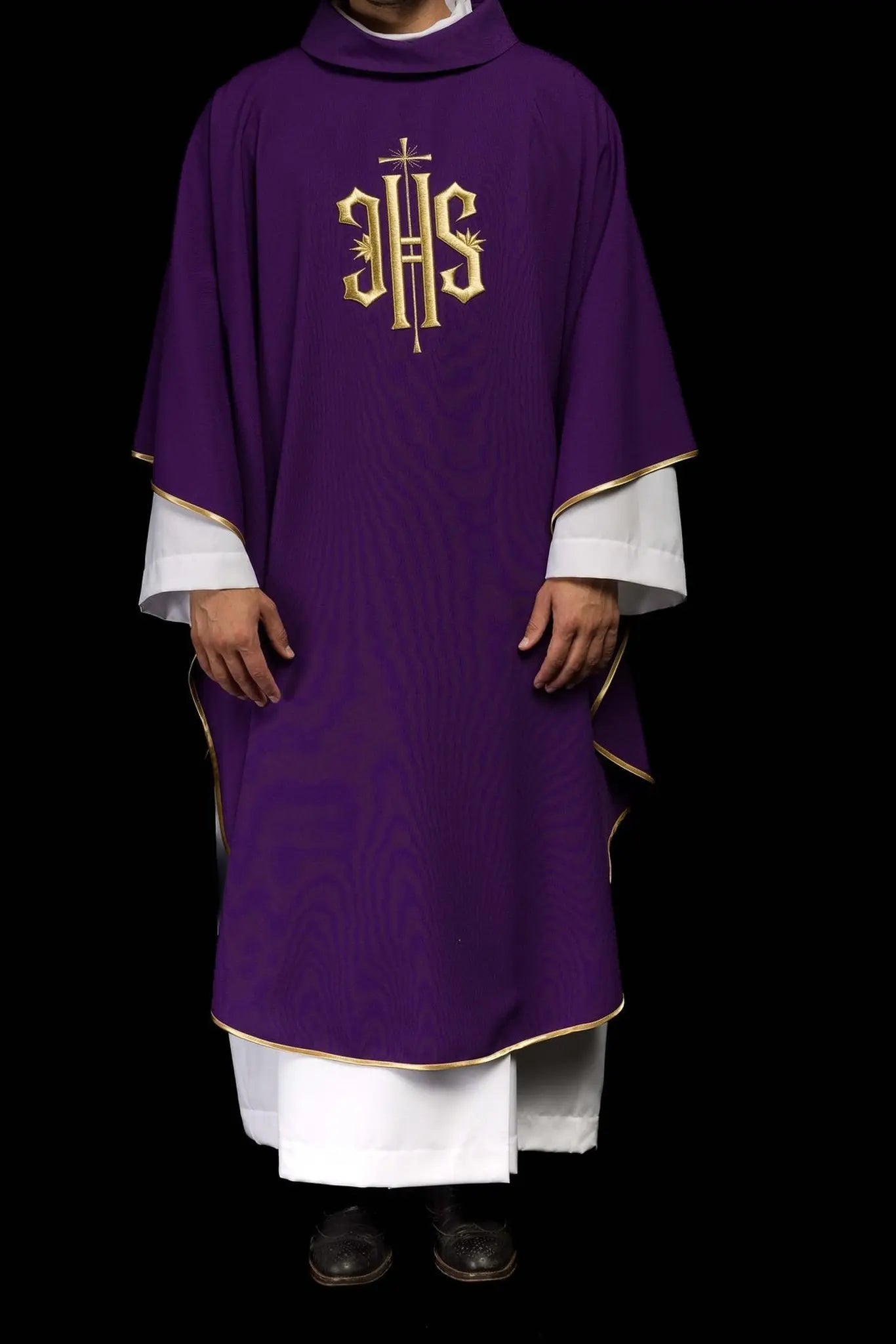 Chasuble violette brodée avec motif IHS doré