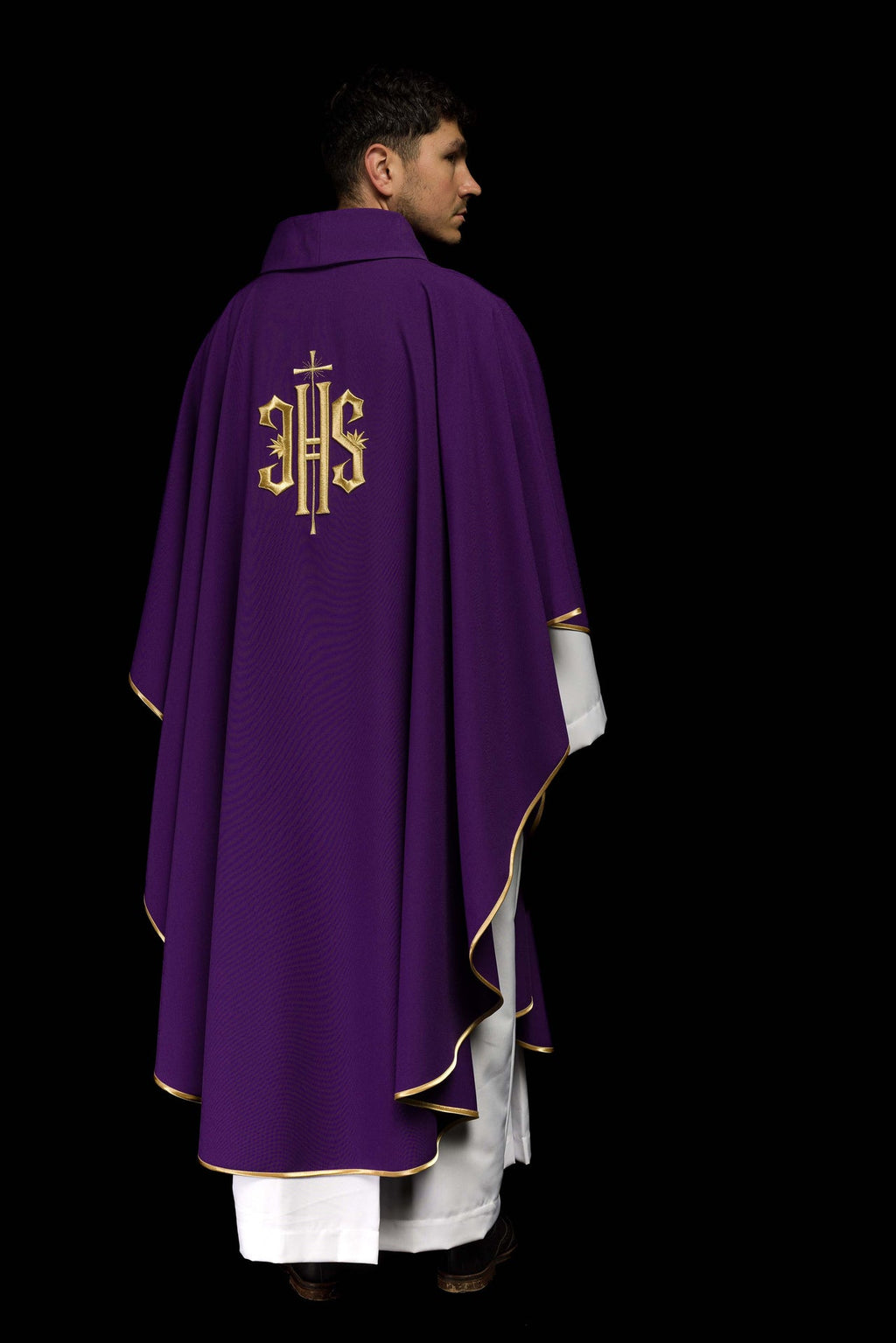 Fioletowy ornat haftowany z złotym motywem IHS - ORNATY.PL