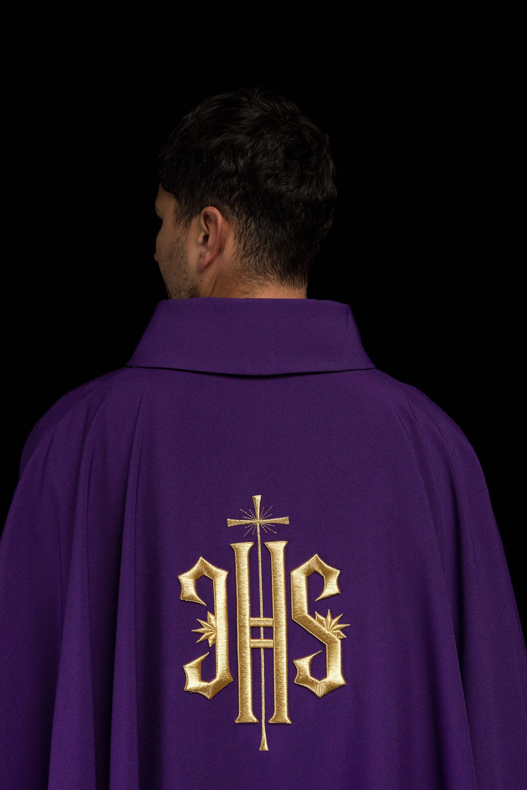 Fioletowy ornat haftowany z złotym motywem IHS - ORNATY.PL
