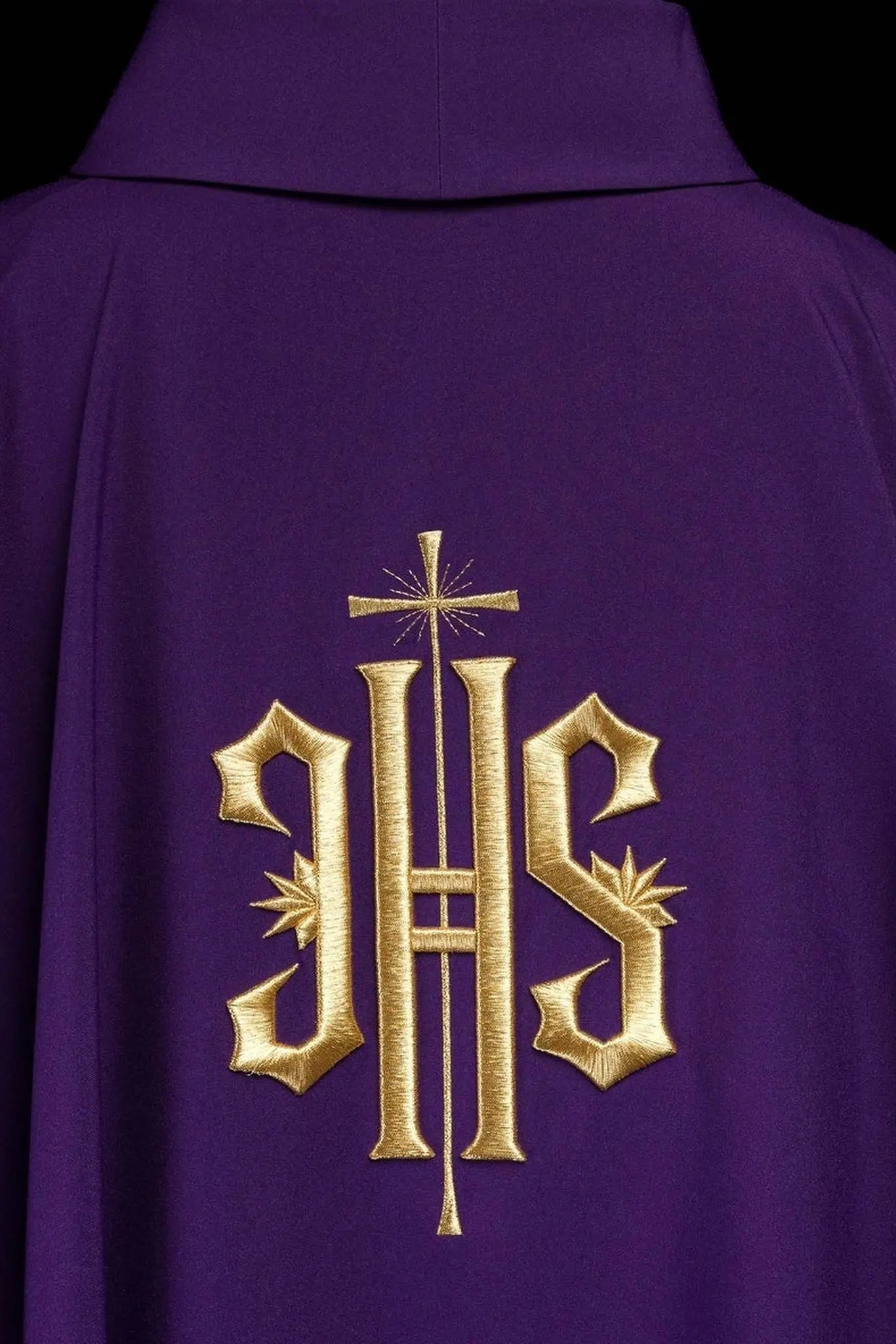 Chasuble violette brodée avec motif IHS doré