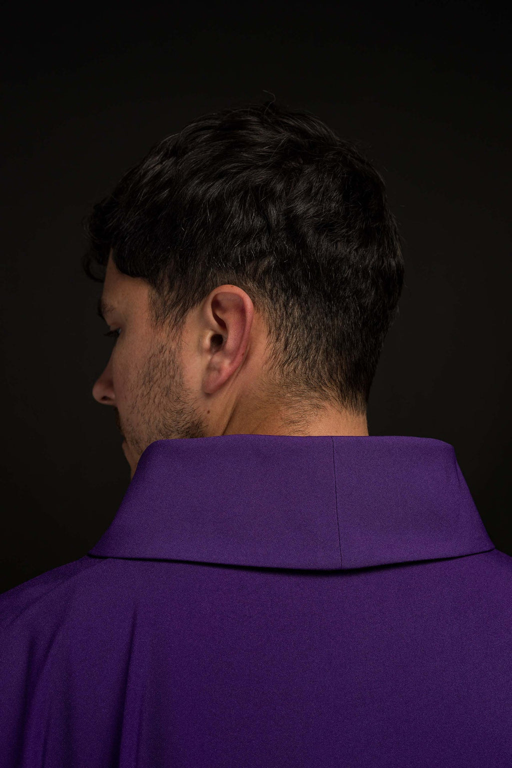 Fioletowy ornat haftowany z złotym motywem IHS - ORNATY.PL