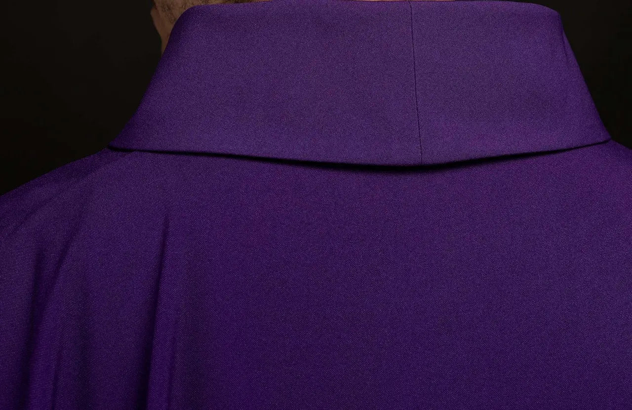 Chasuble violette brodée avec motif IHS doré