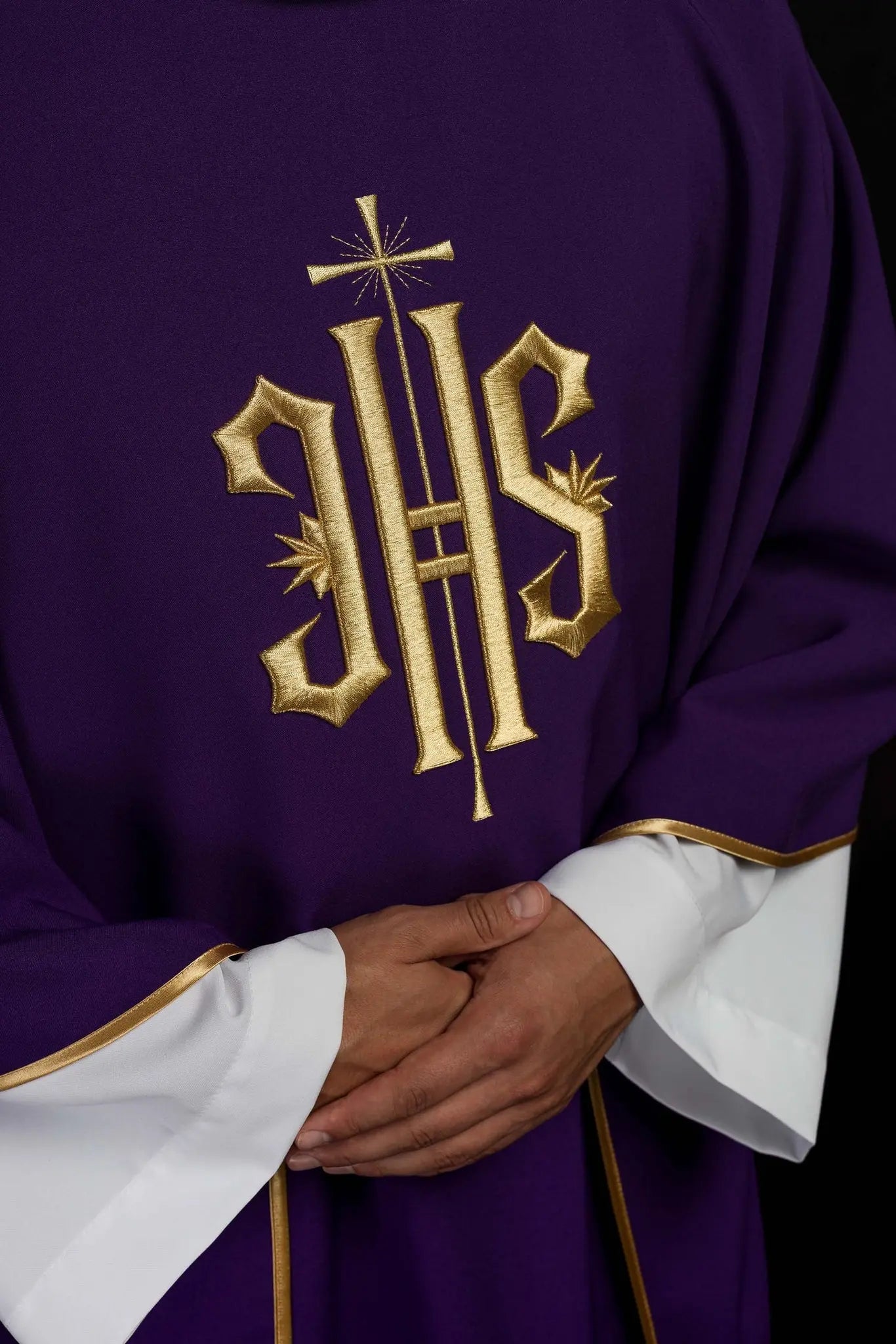 Chasuble violette brodée avec motif IHS doré