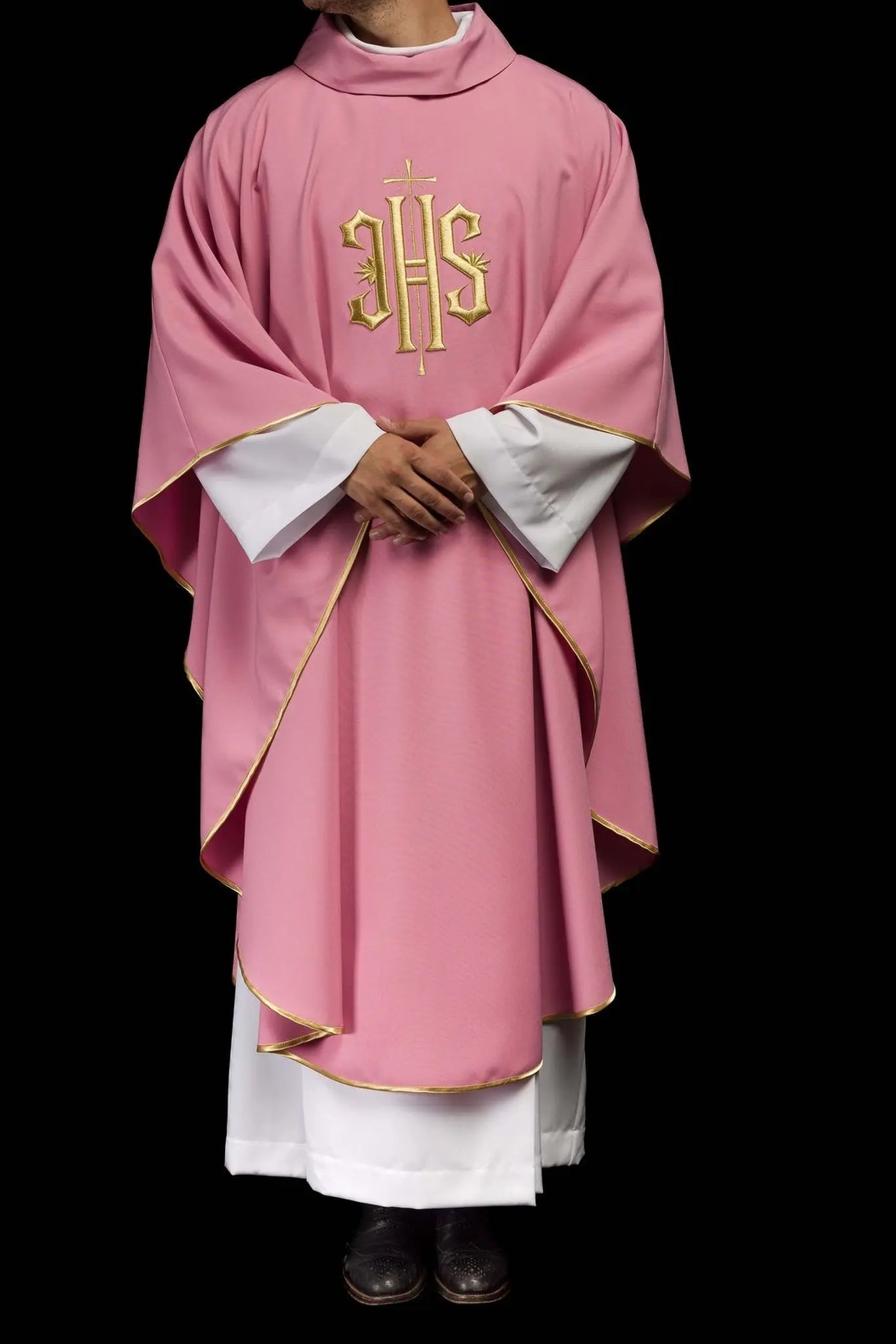 Chasuble brodée avec motif IHS en rose