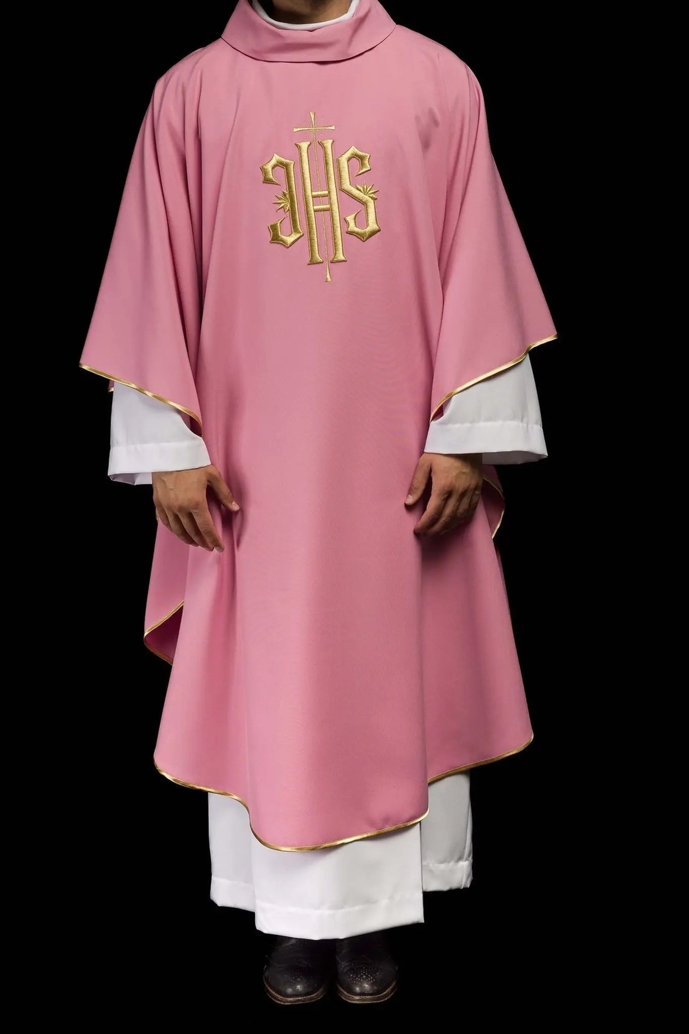 Chasuble brodée avec motif IHS en rose