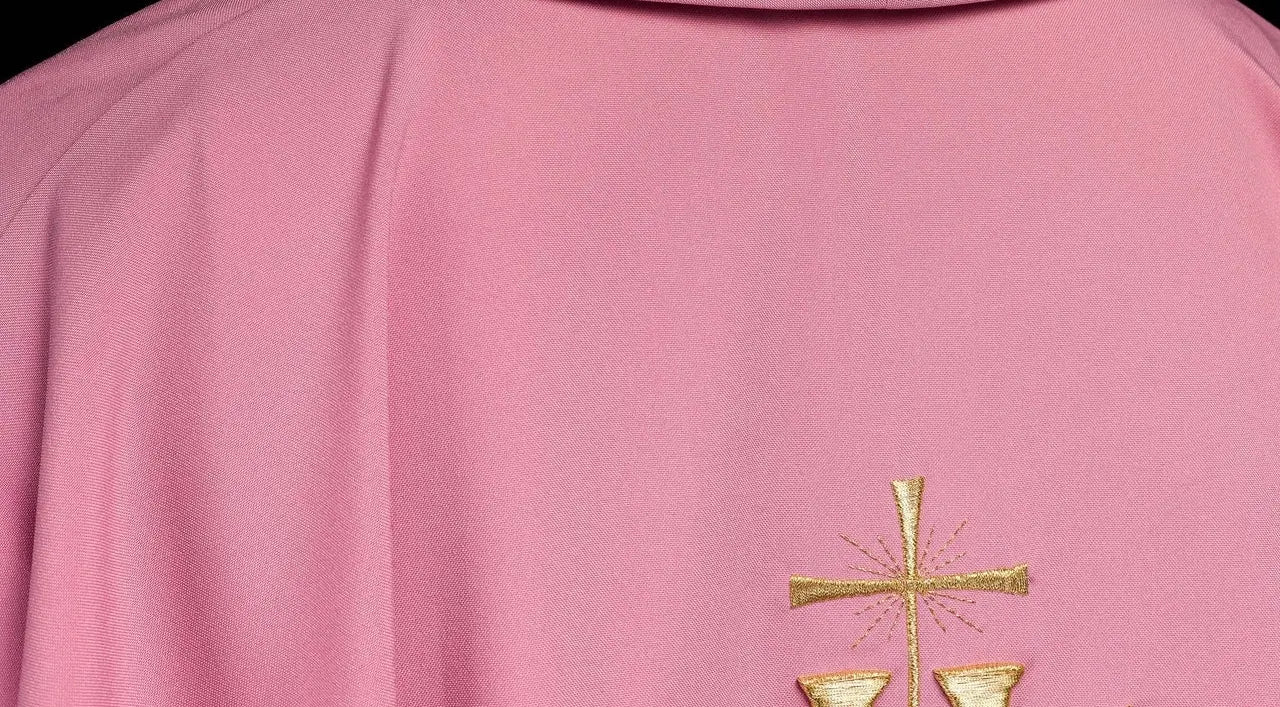 Chasuble brodée avec motif IHS en rose