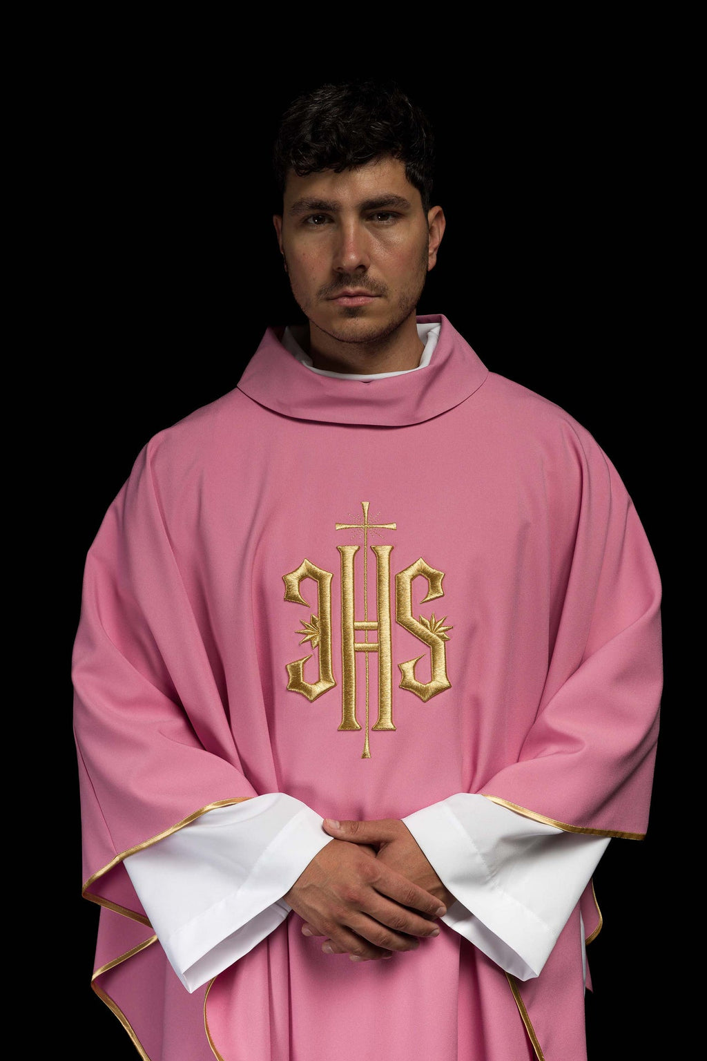 Ornat haftowany z wzorem IHS w kolorze różowym - ORNATY.PL