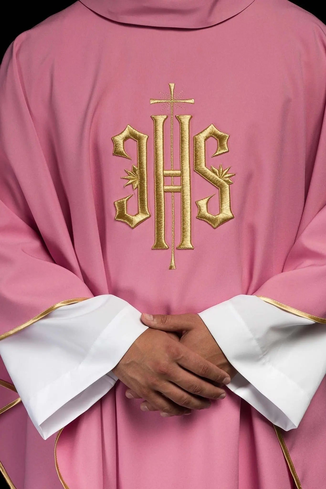 Chasuble brodée avec motif IHS en rose