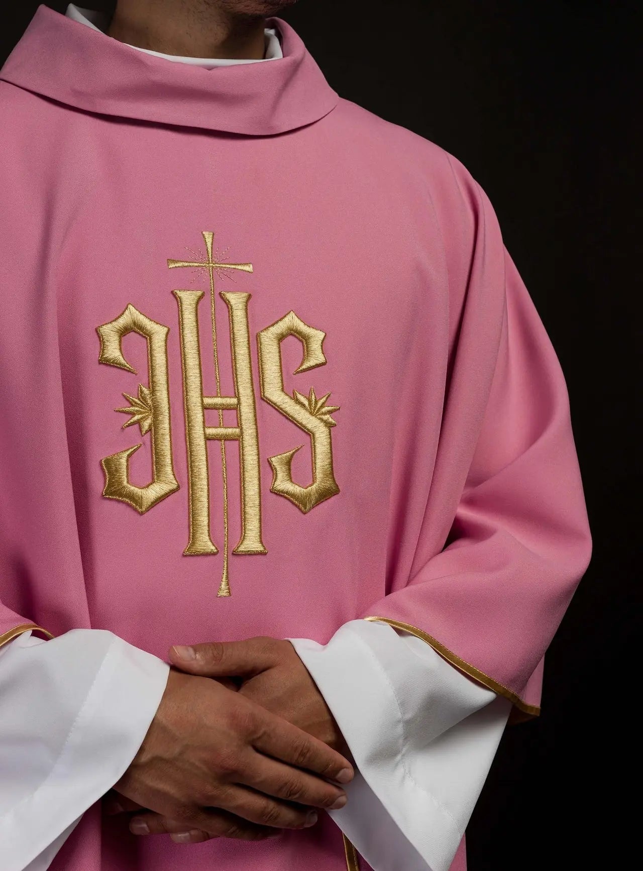 Chasuble brodée avec motif IHS en rose