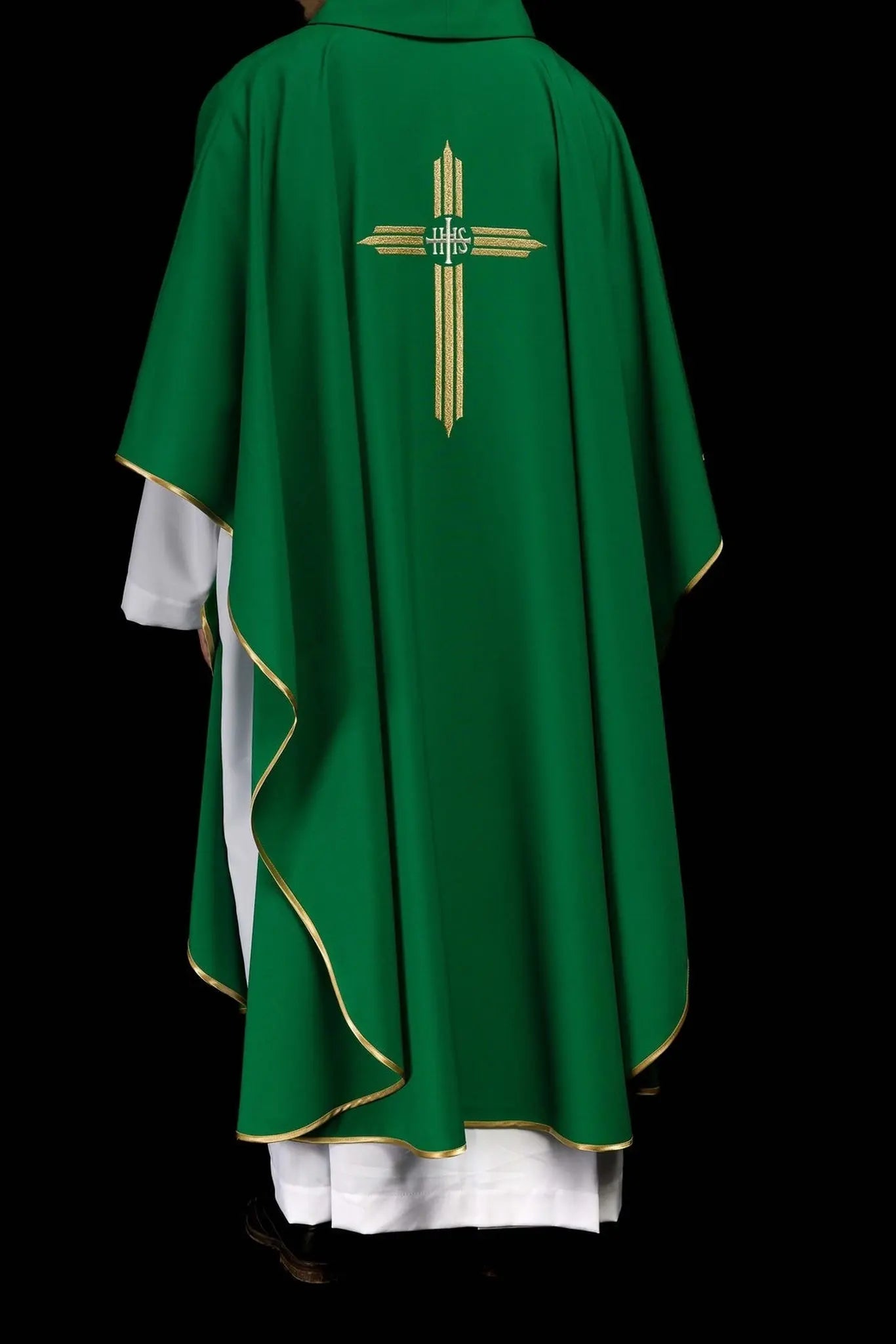 Chasuble verte brodée avec croix IHS