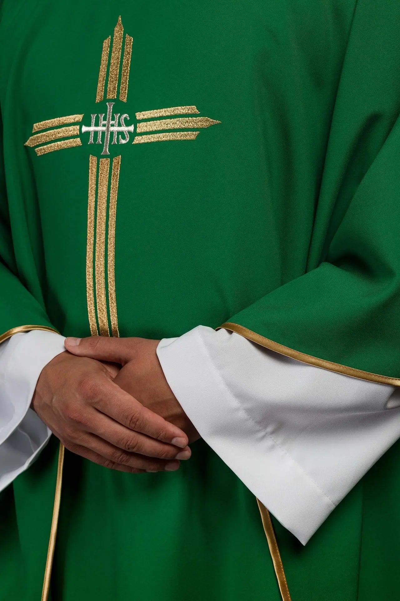 Chasuble verte brodée avec croix IHS