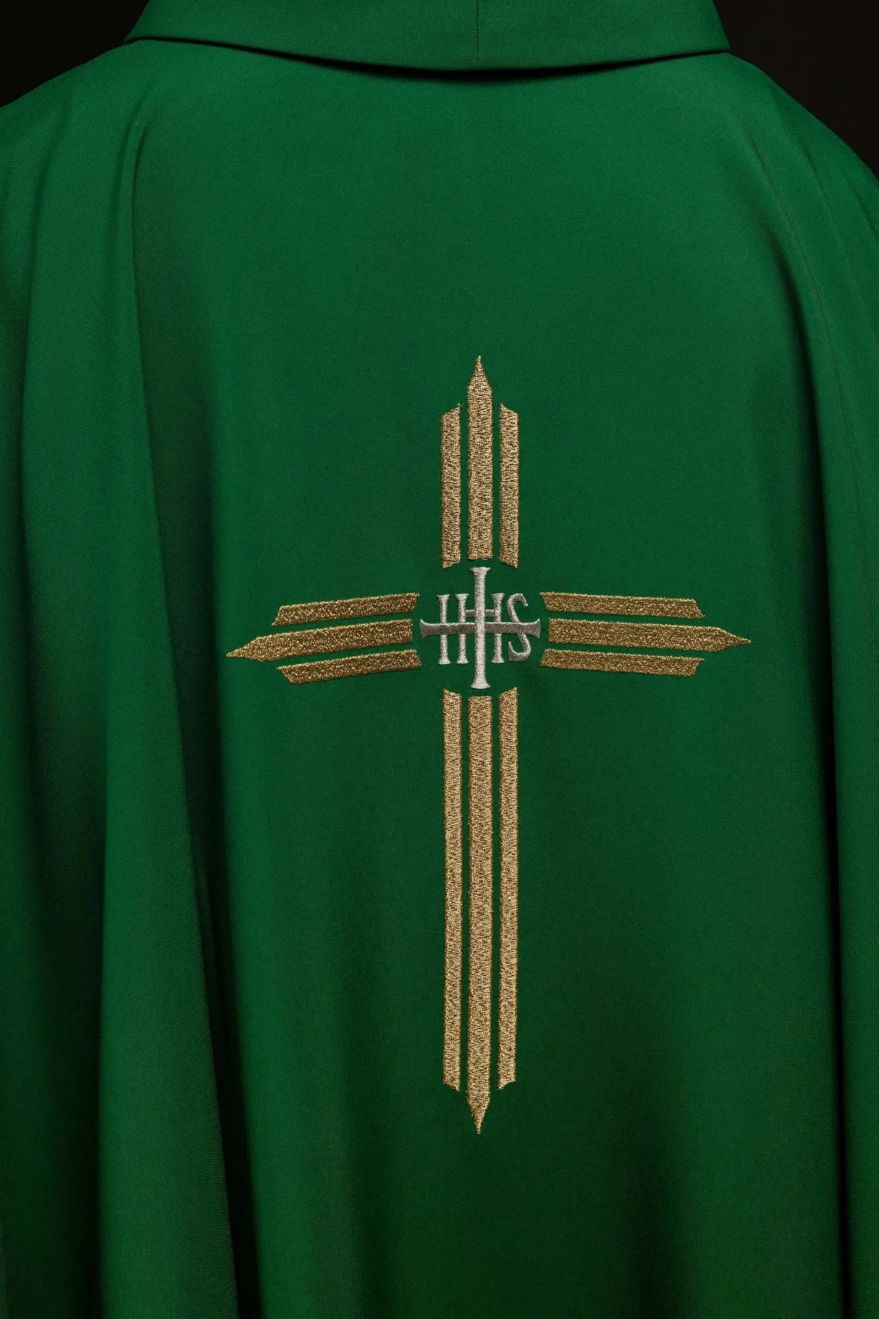 Chasuble verte brodée avec croix IHS