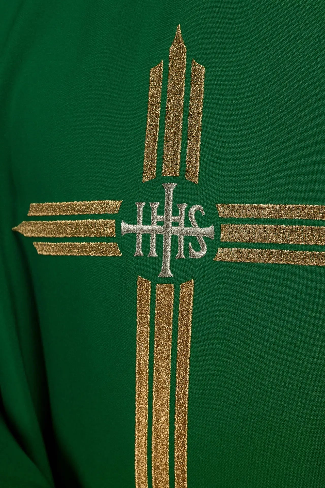 Chasuble verte brodée avec croix IHS