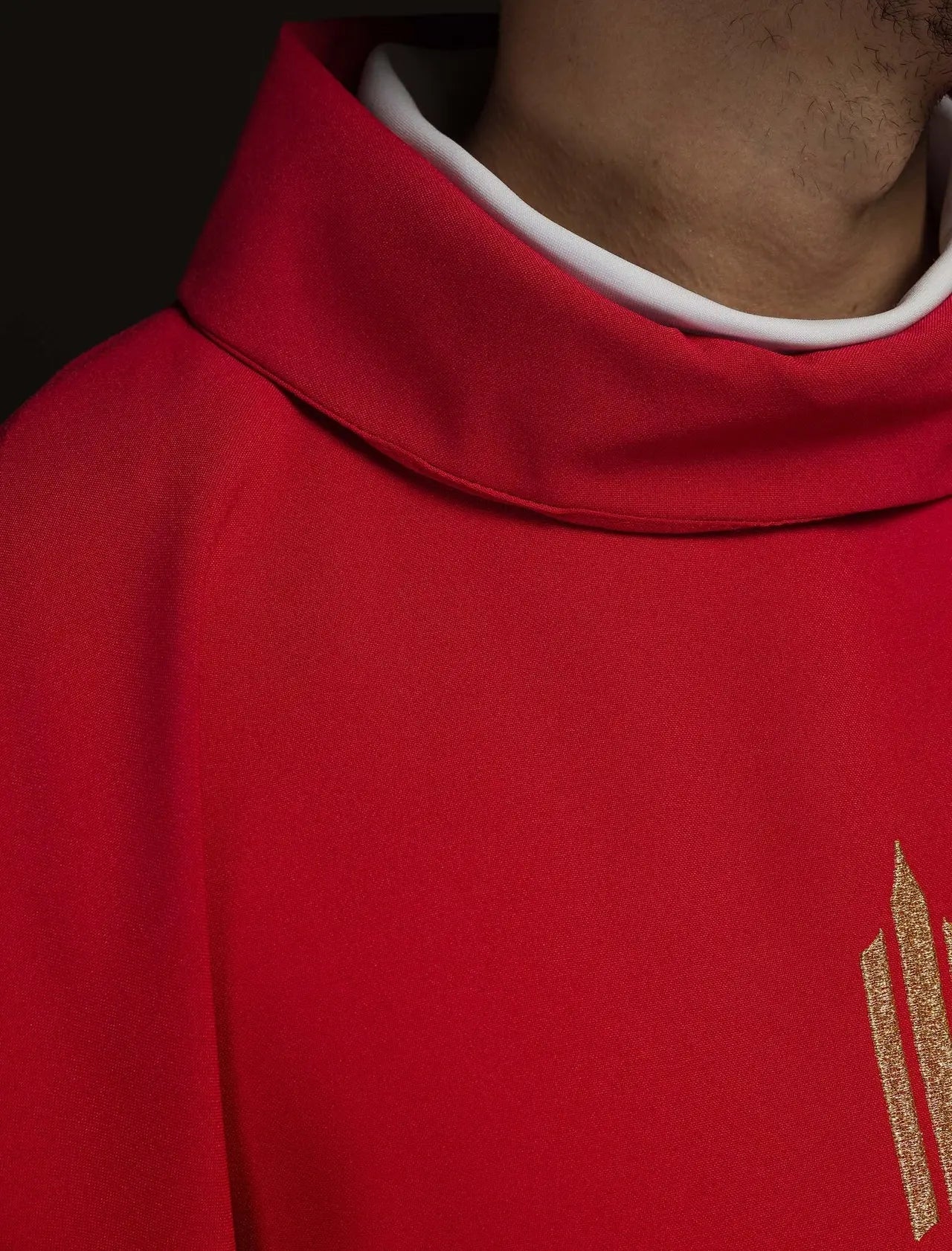 Chasuble rouge brodée avec croix IHS